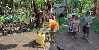 Endlich sauberes Wasser im Dorf Ruboni im Ruwenzori-Gebirge.
