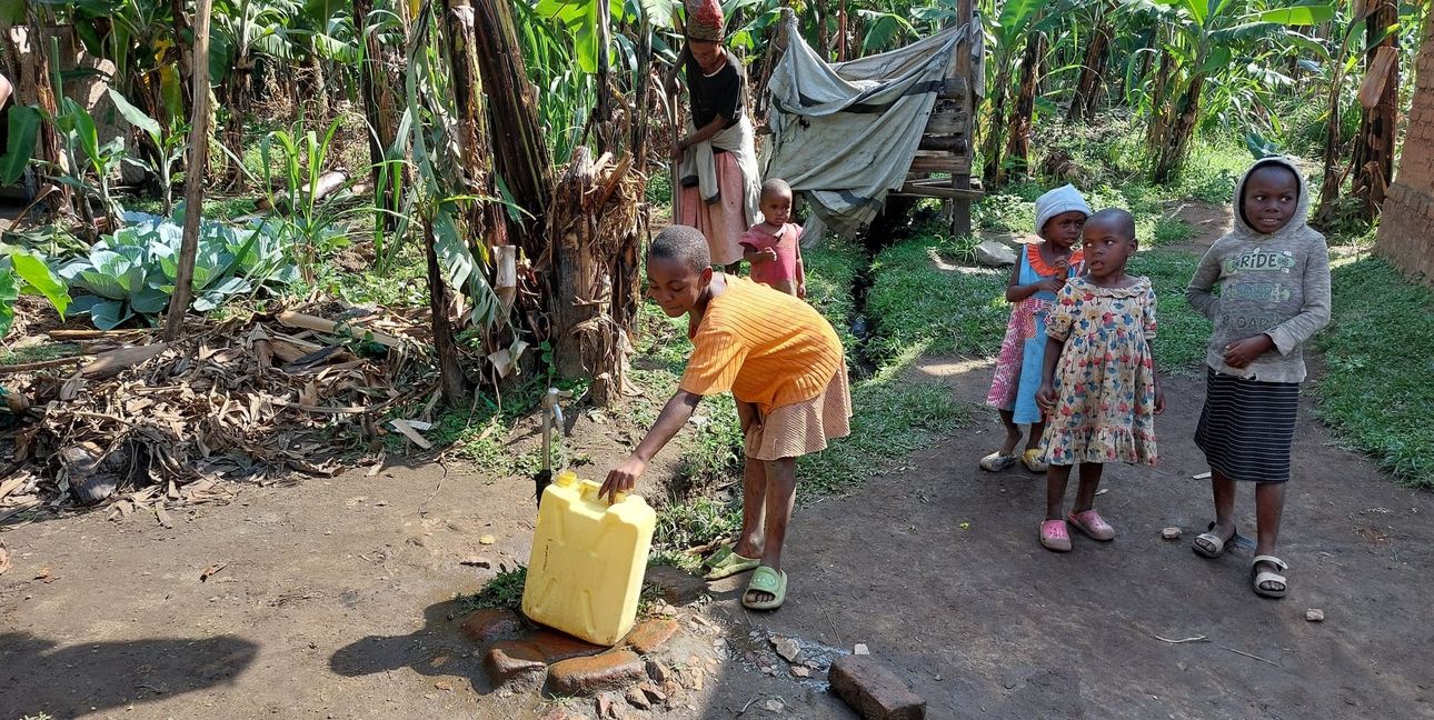 Endlich sauberes Wasser im Dorf Ruboni im Ruwenzori-Gebirge.