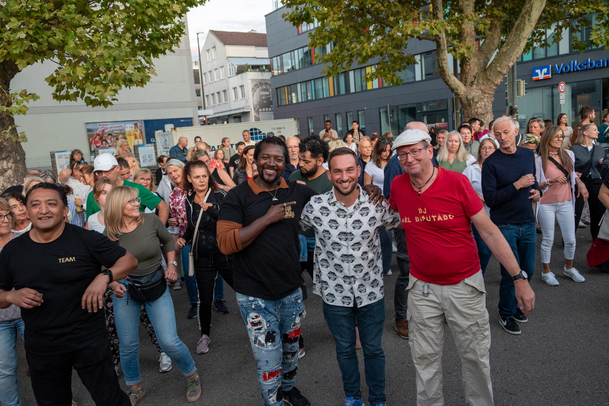 Tanzlehrer Miguel Battista Guzmann, Salvatore Romeo und Richard Pitterle sorgen für südamerikanische Klänge in der Innenstadt.