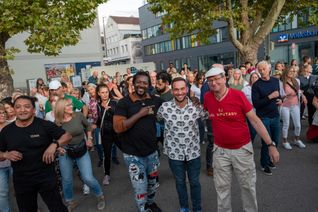 Tanzlehrer Miguel Battista Guzmann, Salvatore Romeo und Richard Pitterle sorgen für südamerikanische Klänge in der Innenstadt.