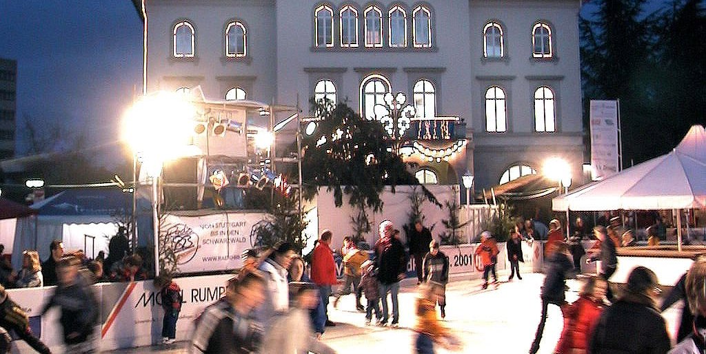 Im Dezember 2000 drehen die Eisläufer auf dem Marktplatz ihre Runden.Bild: Stampe/A