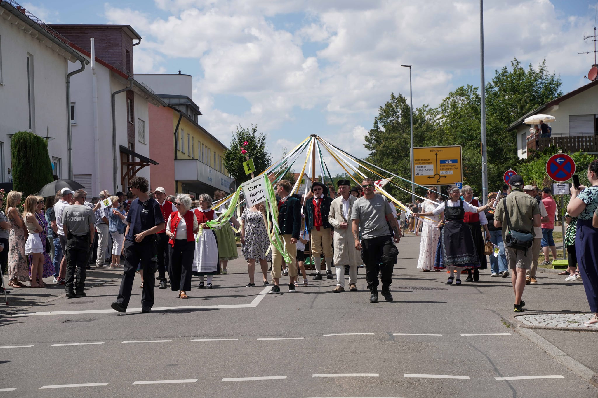 Ein bunter Festumzug zog durch die Straßen Schönaichs.