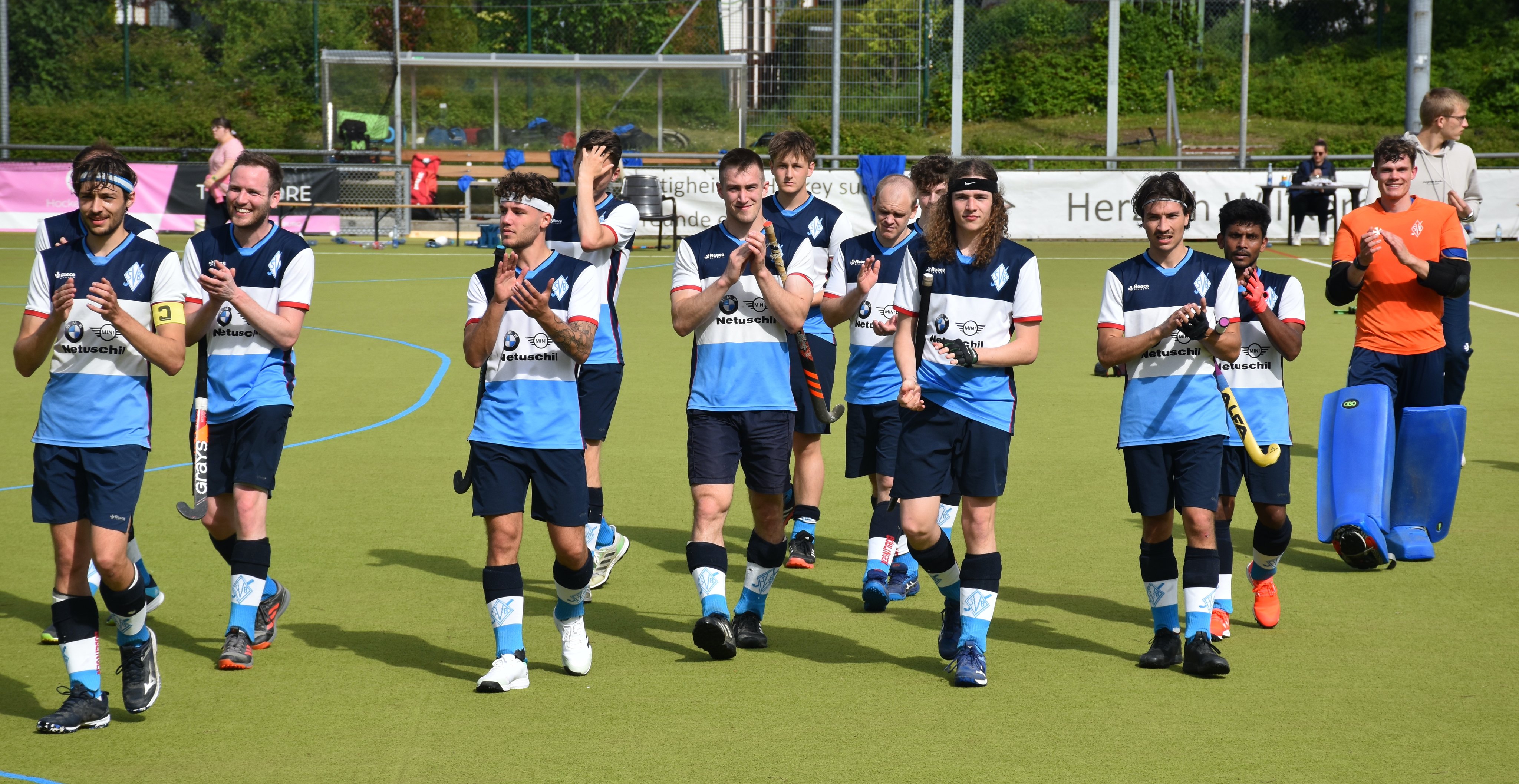 Die Böblinger Hockeyspieler bedanken sich nach dem Sieg in Bietigheim beim mitgereisten Anhang. Bild: Meyer