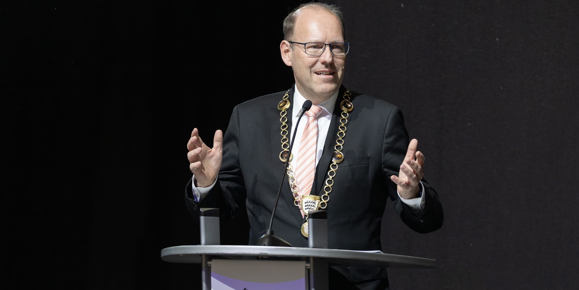 Oberbürgermeister Dr. Bernd Vöhringer würdigt das Engagement der Geehrten.