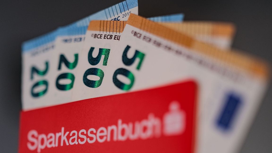 Die Deutschen sind berühmt für ihre Sparsamkeit. Anleger in anderen Ländern machen aber mehr aus ihrem Geld. (Symbolbild)