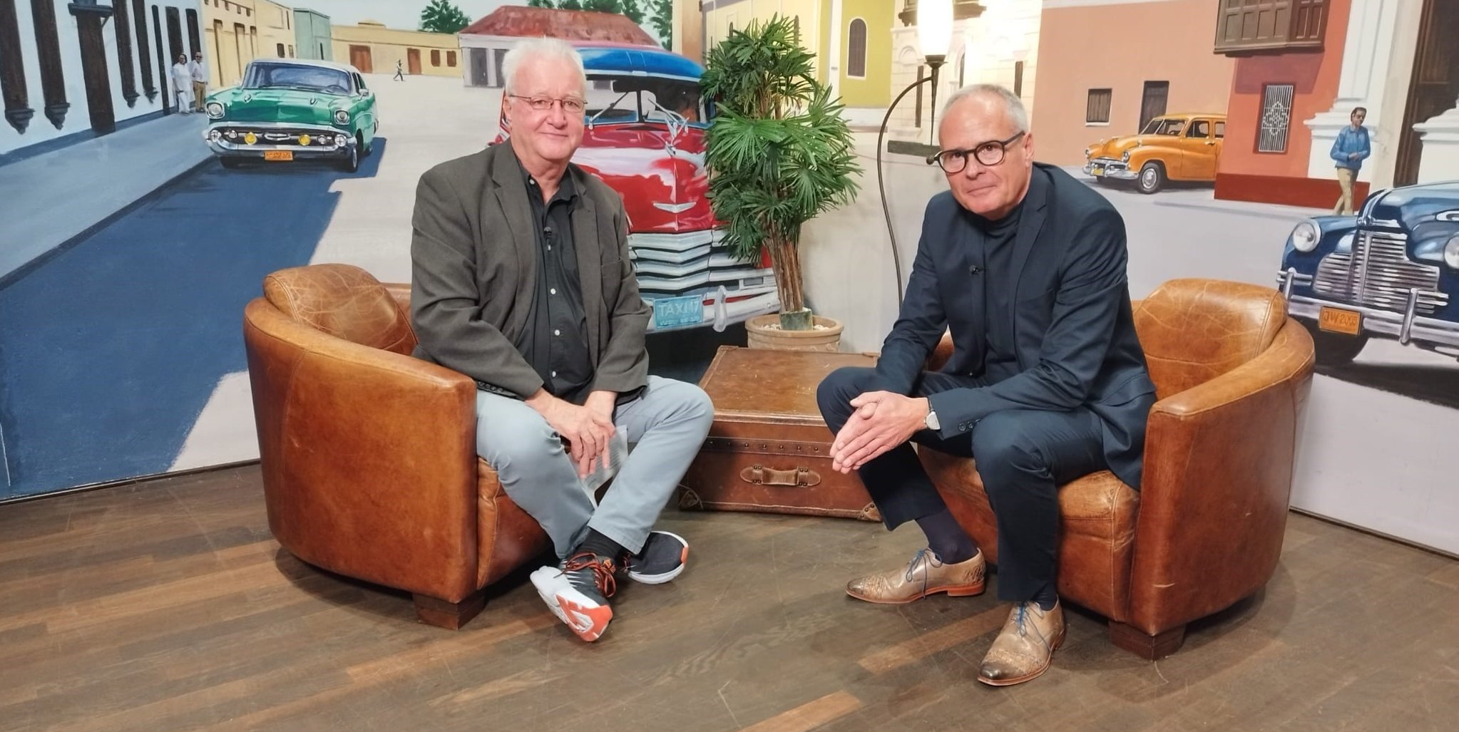 Klaus Betz, Geschäftsführer des Zweckverbands Flugfeld, spricht im Stadtgespräch Böblingen bei Regio TV mit Hans-Jörg Zürn (SZ/BZ) über Geschichte und Zukunft des 80 Hektar großen Areals.Bild: Regio TV