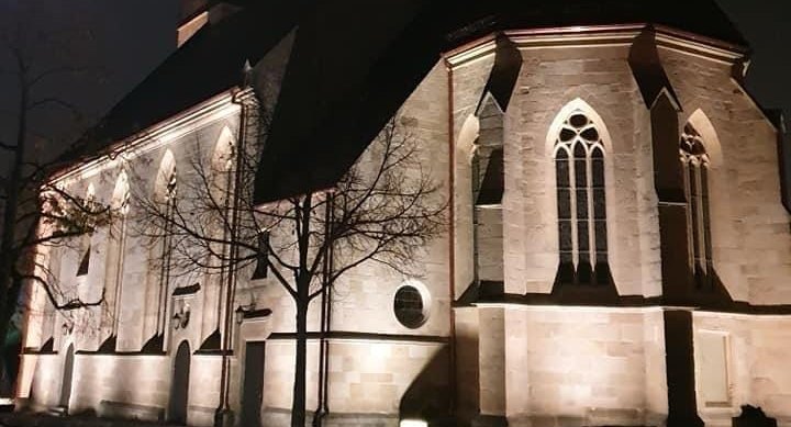 Das Gebäude wird von unten angestrahlt, was für eine besondere Atmosphäre sorgt.
