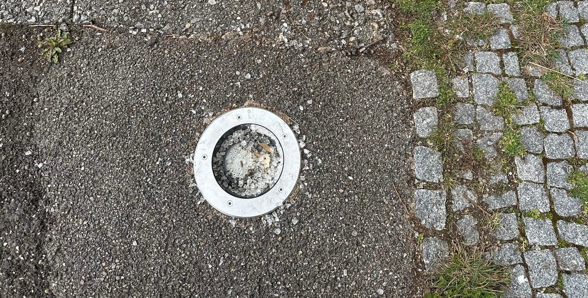 Einige im Boden eingelassene Strahler wurden zerstört.
