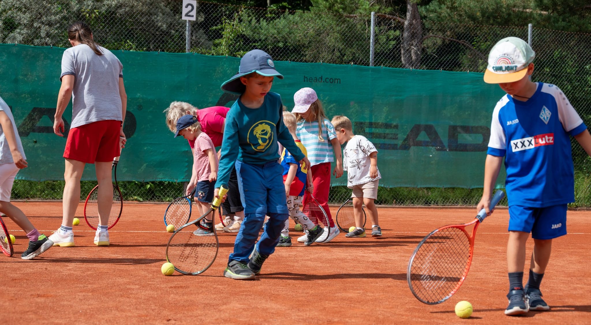 Die Kinder werden spielerisch ans Tennisspielen herangeführt.