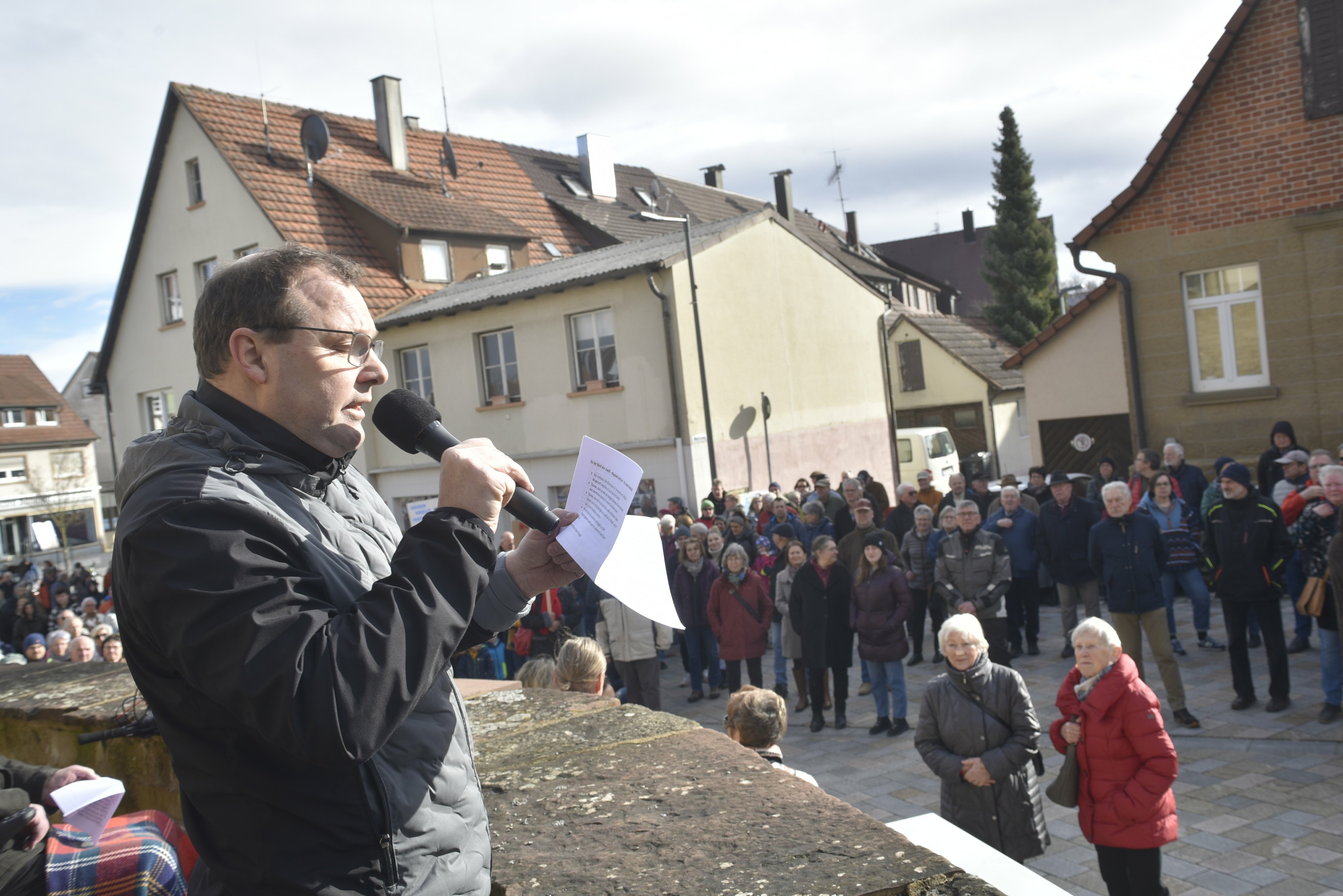 Stephan Scheel als Redner Anfang Februar bei der Magstadter Demonstration für Demokratie und Freiheit. Weil er den Einsatz für die Demokratie als Daueraufgabe ansieht, organisierte er  erste Treffen. Bild: Reichert