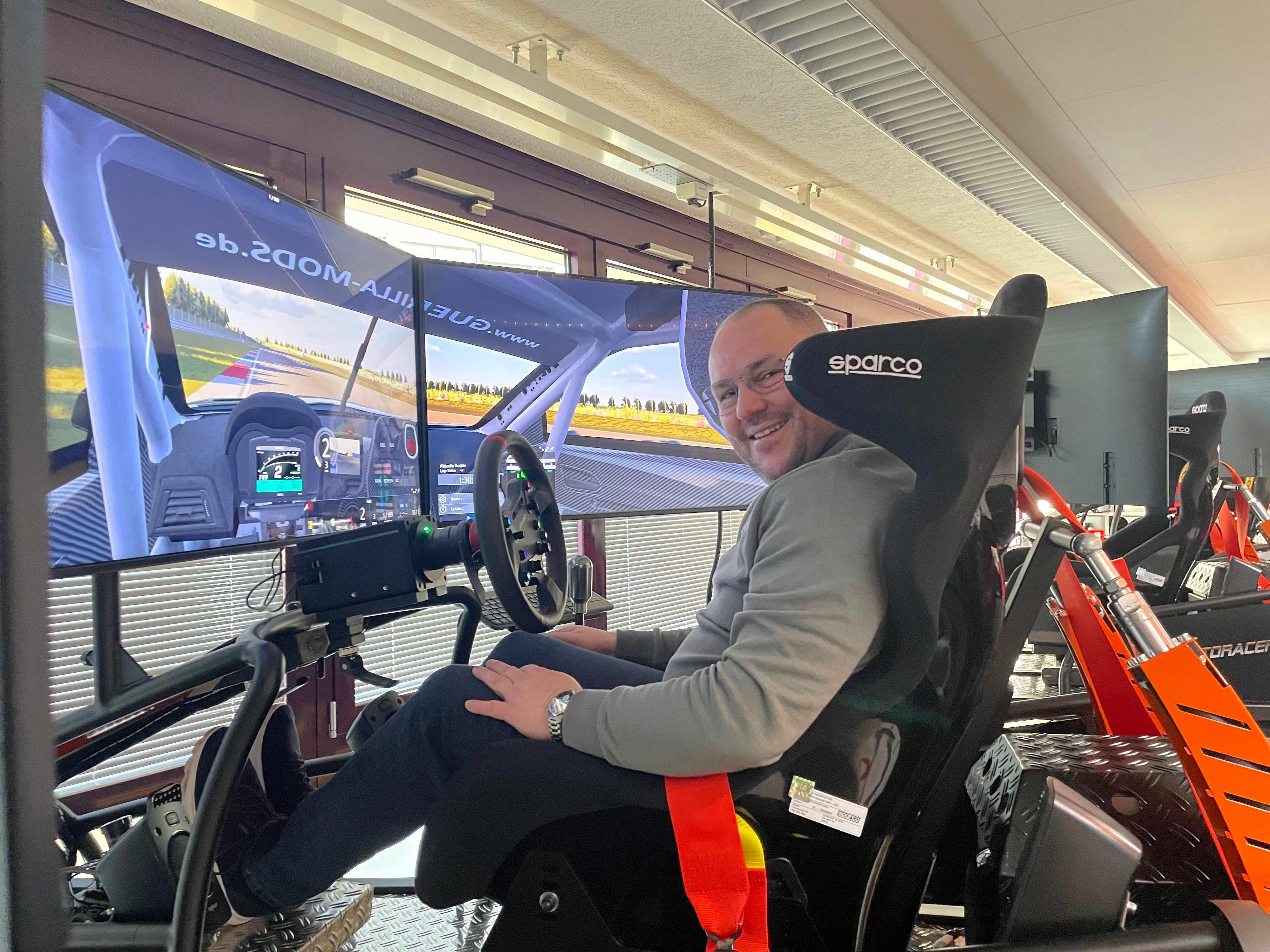 Thomas Müller hat sein E-Sport Racing Center im Dezember eröffnet. "Das Fahren macht süchtig", sagt er.