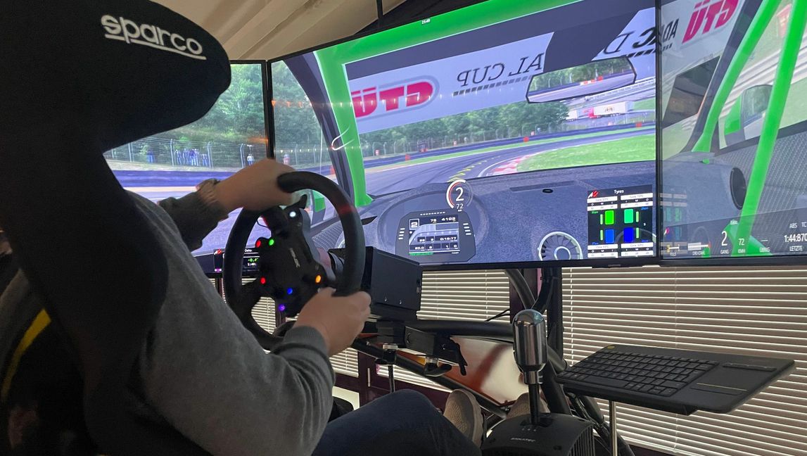 Die Rennsimulatoren vermitteln ein fast echtes Fahrgefühl: Man spürt die Bodenwellen.
