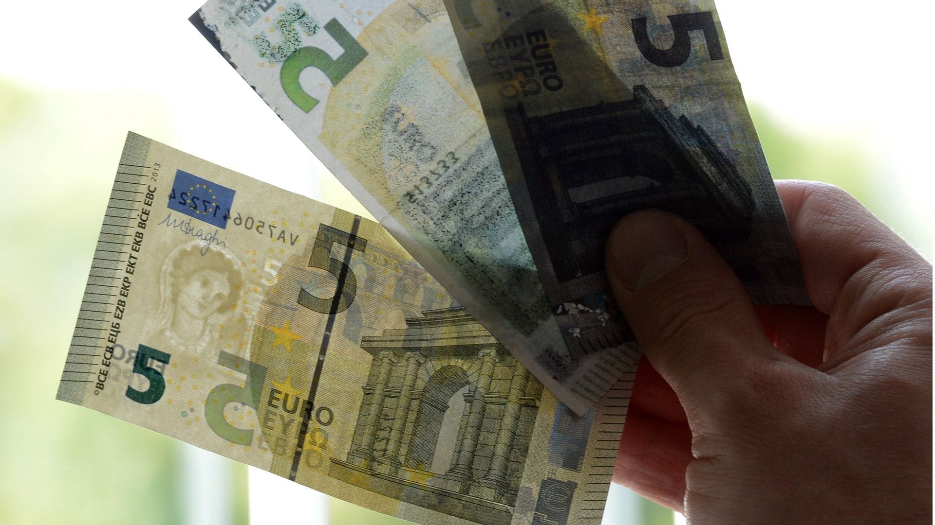 Wer diesen Rat beherzigt, kann auch einen echten Fünf-Euro-Schein mit Wasserzeichen (l) von gefälschte Banknoten ohne das charakteristische Merkmal unterscheiden.