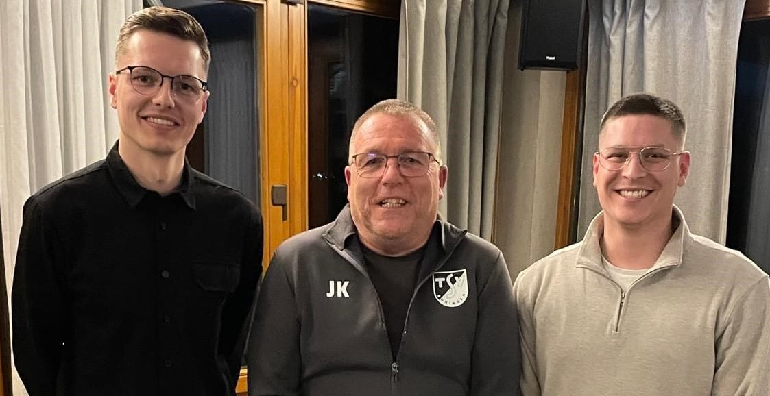 Der neue Abteilungsleiter der Ehinger Fußballer Marcel Sitter mit Jürgen Krause, der für 50 Jahre geehrt wurde, und  seinem Vorgänger Andreas Bäuerle  (von links). Bild: z
