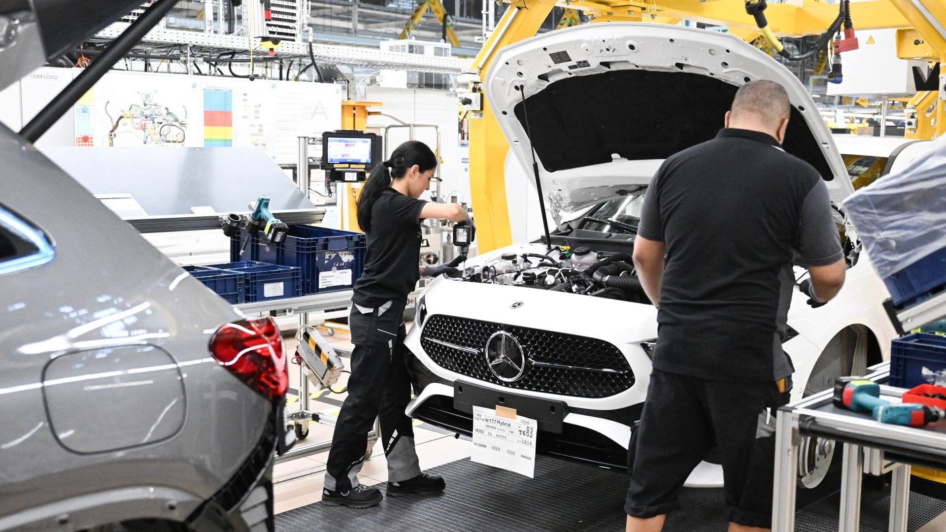 Bei Mercedes ist der Absatz weiter rückläufig.