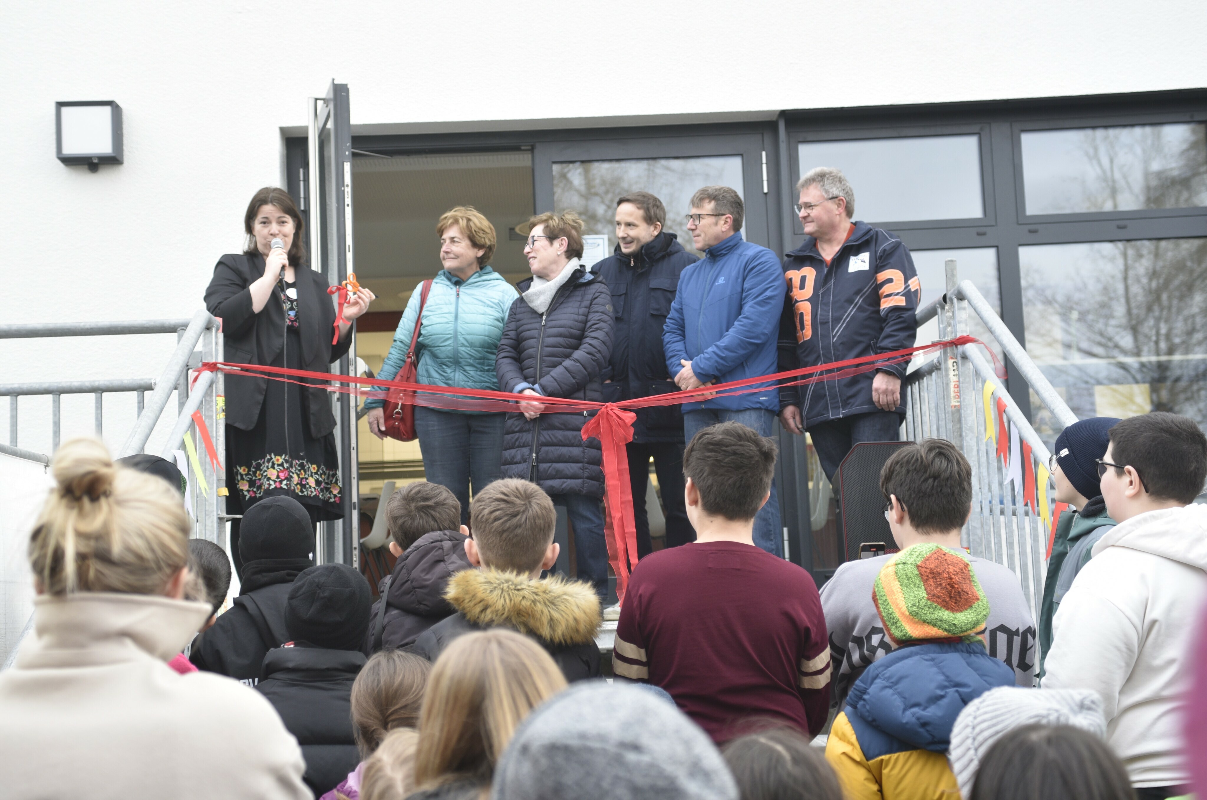 Rektorin Heike Wizemann, die Gemeinderätinnen Gabriele Vorreiter (SPD) und Brigitte Armbruster (Freie Wähler), Bürgermeister Florian Glock sowie die Gemeinderäte Thomas Jarmer (Freie Wähler) und Bernd Nass (Freie Liste).  Bild: Reichert