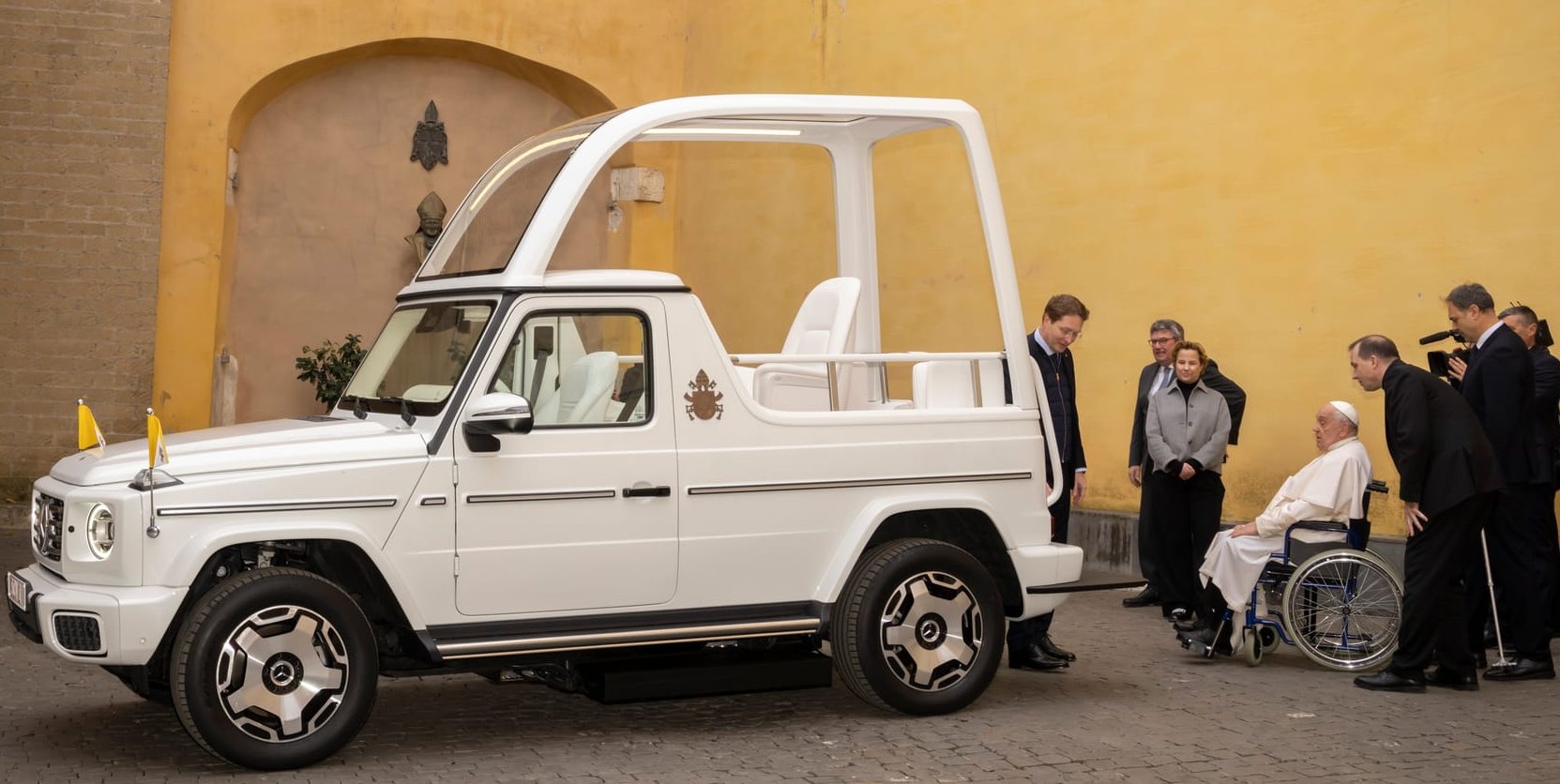 Ola Källenius, Vorstandsvorsitzender der Mercedes-Benz Group AG, übergab das Papamobil an Papst Franziskus.