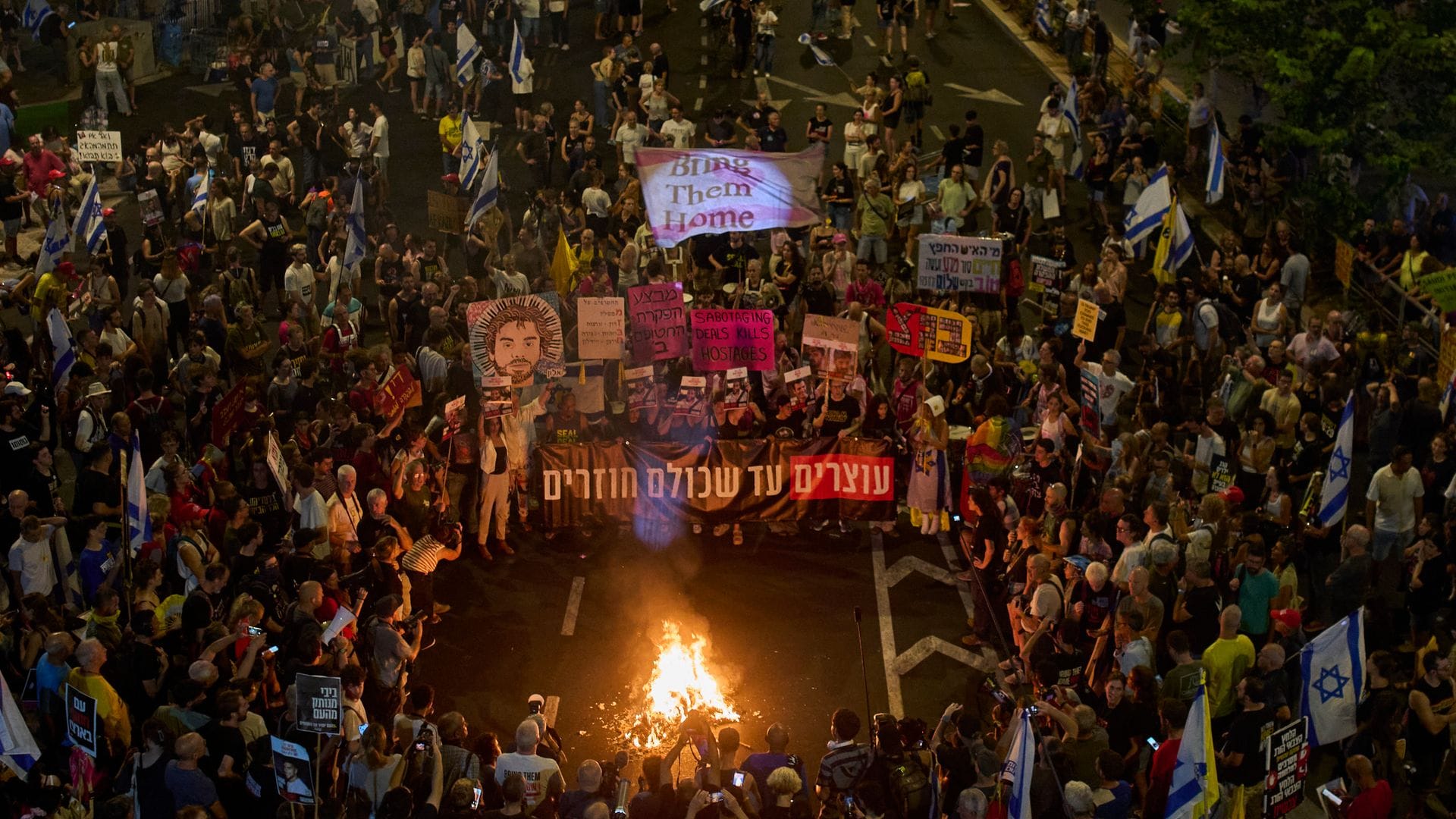 In Israel fordern erneut Tausende Demonstranten eine sofortige Waffenruhe.
