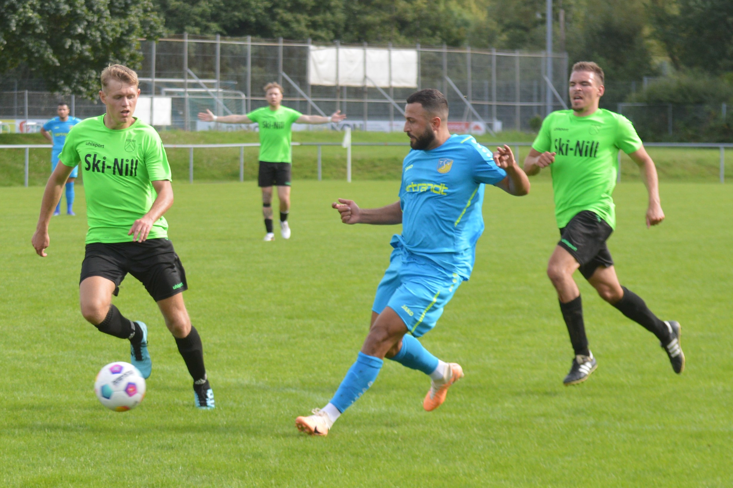Tahir Bahadir (blaues Trikot) und der TSV Ehningen haben die zum Greifen nahe Landesliga-Meisterschaft aufgrund der 1:3-Niederlage beim SC 04 Tuttlingen verspielt.