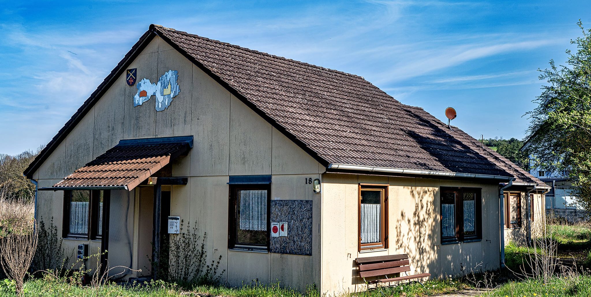 Die drei aneinander gereihten Personalgebäude des Bauhofes werden nach dem Bau des neuen Bauhofes demnächst abgerissen, um Platz für das links daneben geplante Feuerwehrhaus neben der Tankstelle zu schaffen.