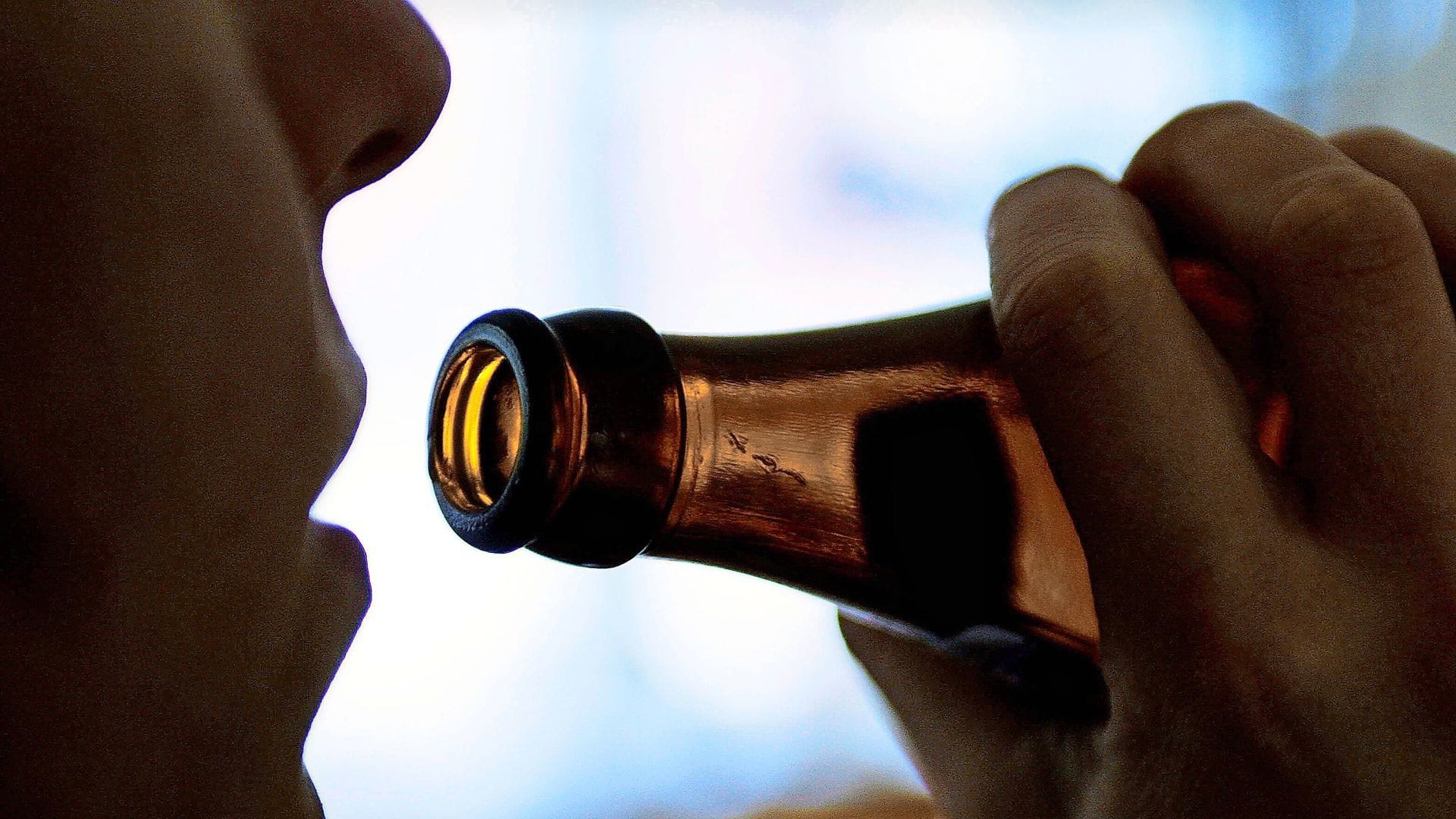 Die Jugendlichen sollen den Verstorbenen angestachelt haben „erhebliche Mengen“ harten Alkohol zu trinken. (Symbolfoto)