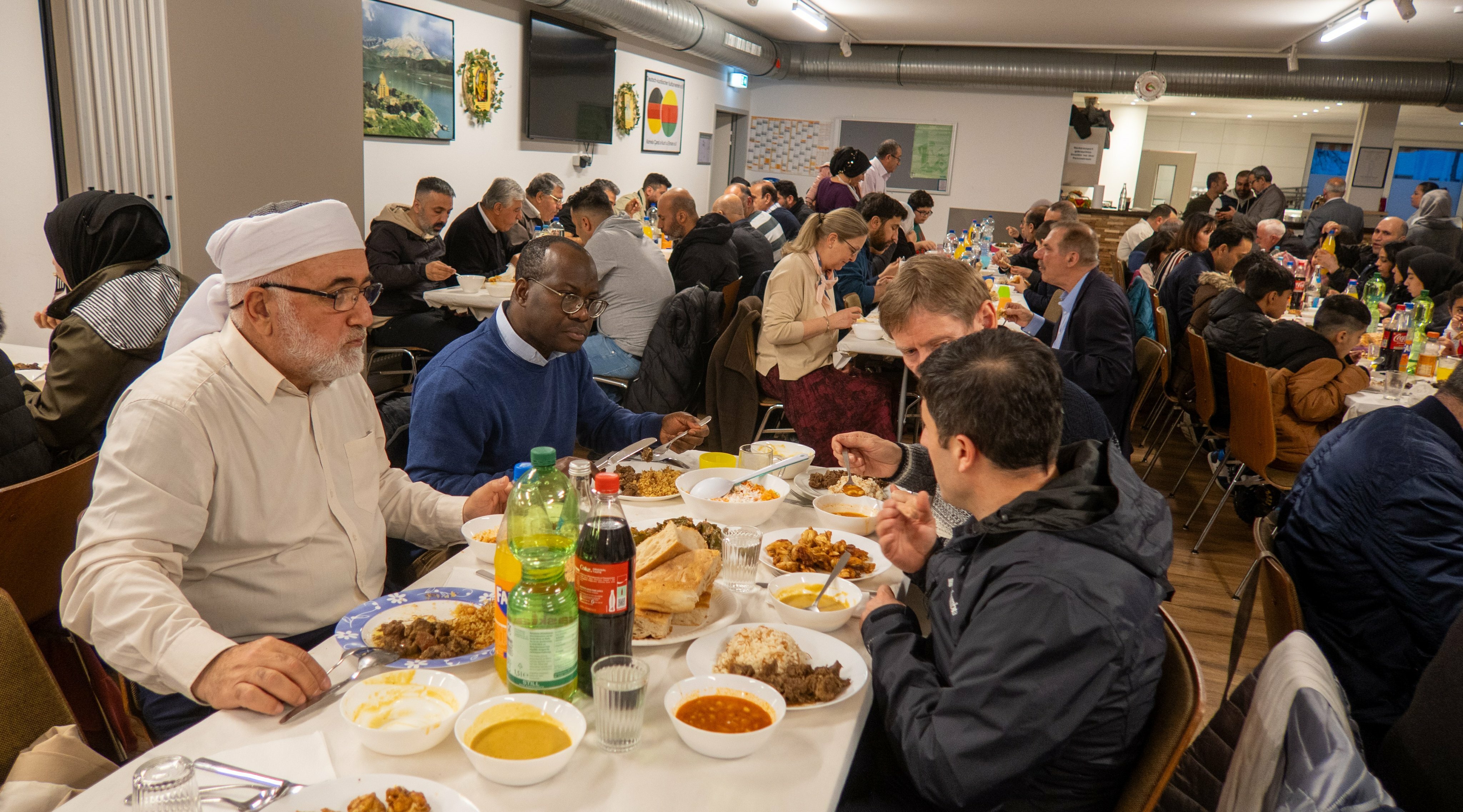 Eine bunte Mischung von verschiedenen Menschen ließ es sich beim Fastenbrechen schmecken.