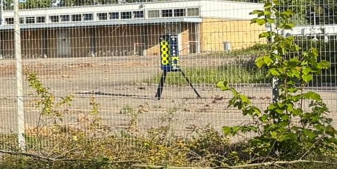 Dreibeinige Abschrecksysteme haben das Areal im Blick.