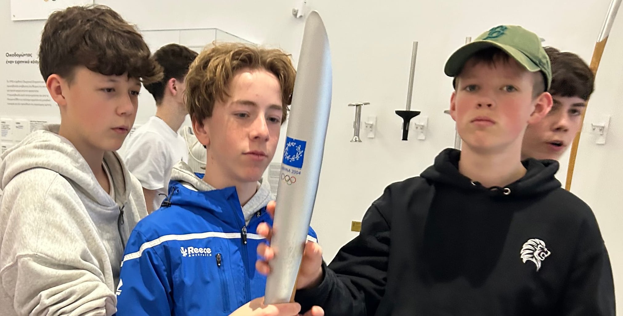 Die jungen Böblinger Hockeyspieler mit der Hand an der olympischen Fackel von den Sommerspielen 2004 in der griechischen Hauptstadt.