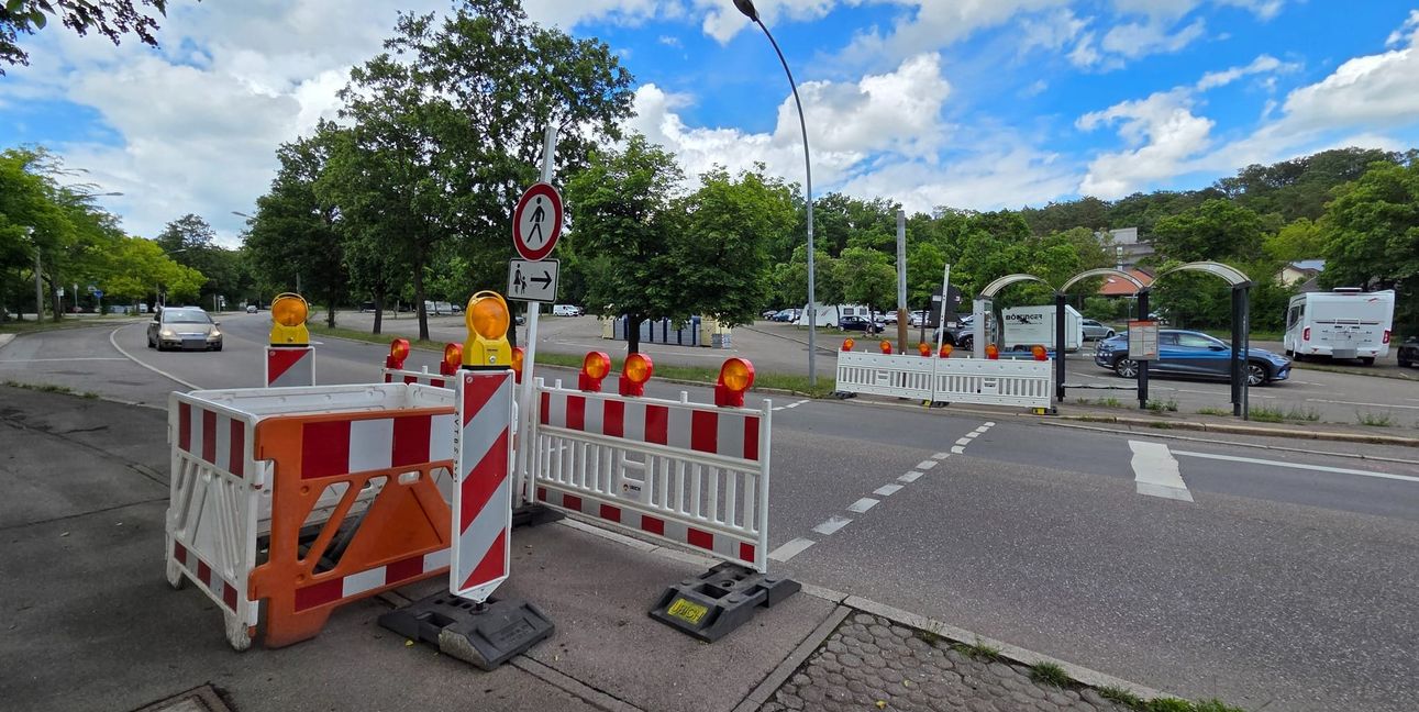 Eine mobile Anlage direkt am bisherigen Standort der beschädigten Fußgängerampel kann nach Angaben der Stadt nicht eingerichtet werden.