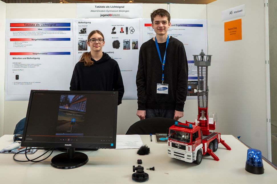 Jannes Durban und Robin Arnez vom Albert-Einstein-Gymnasium Regionalsieger mit ihrem Projekt „Tatütata als Lichtsignal“ bei „Jugend forscht“ gewinnenBild: Nüßle