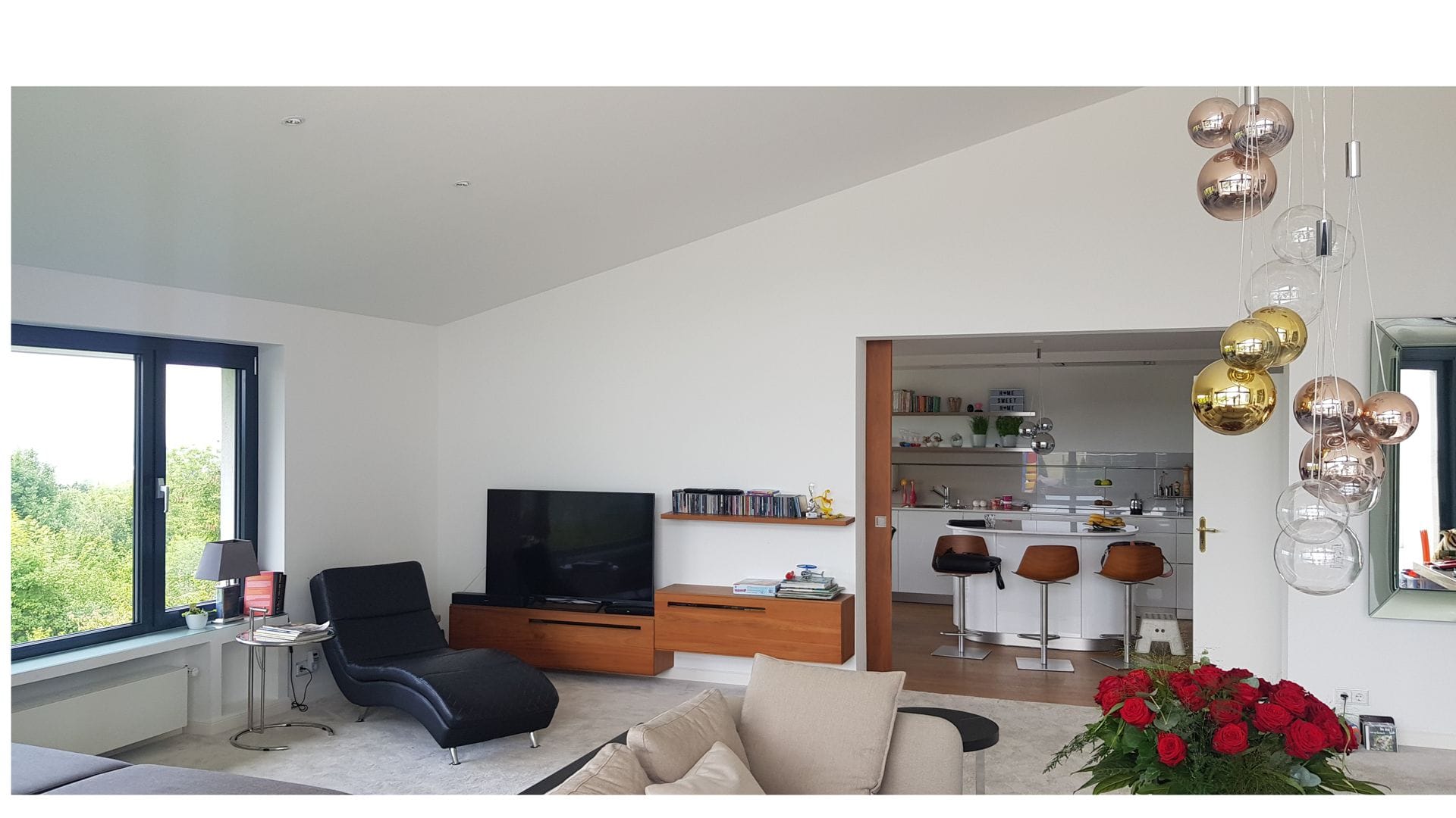 Das Wohnzimmer mit Blick auf die Küche vor dem Umbau.