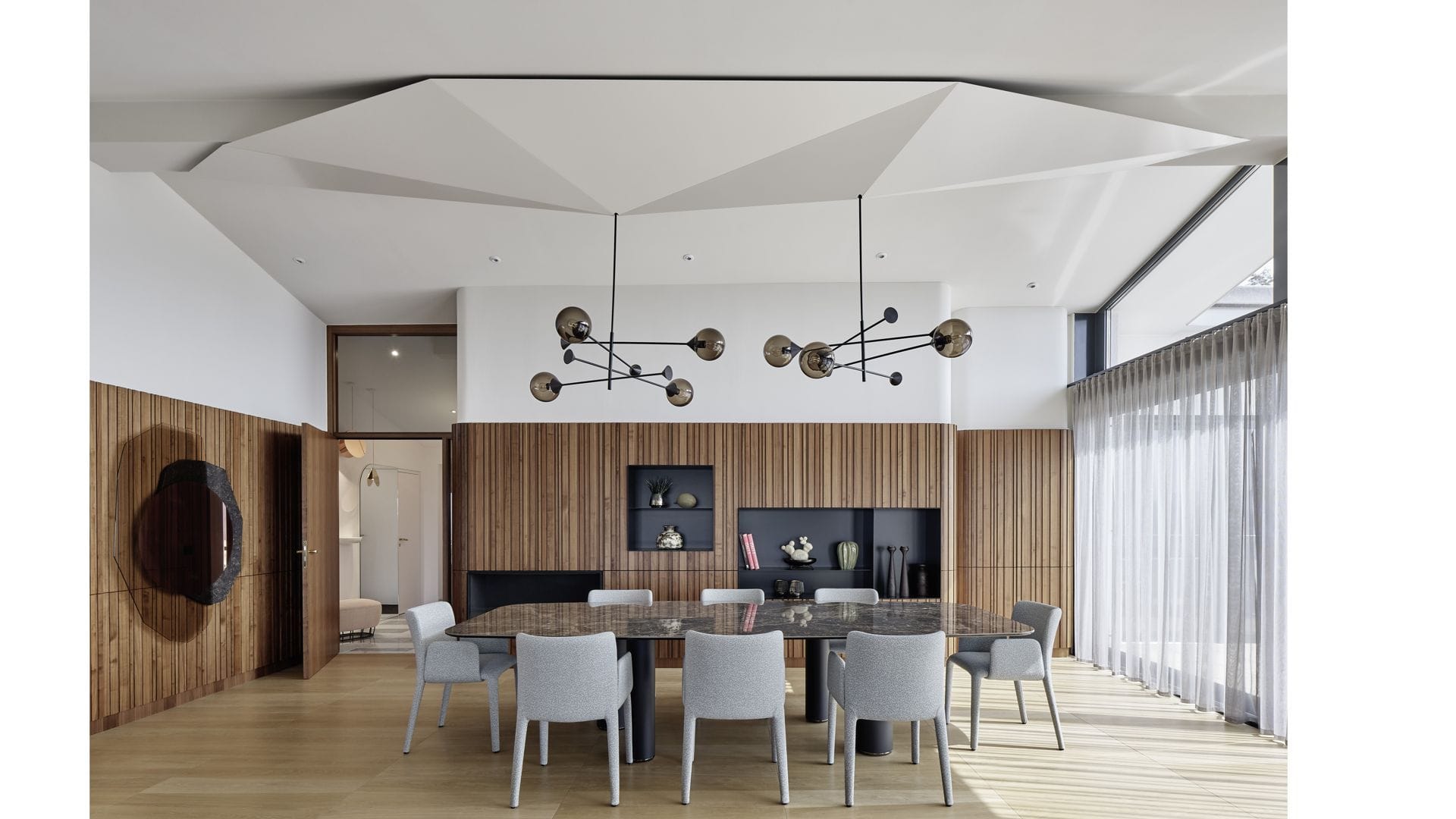 Ein repräsentativer Versammlungsort für die ganze Familie. Der Blick geht nach oben: eine neue Aluminiumverkleidung verwandelt die Decke in ein Kunstwerk.