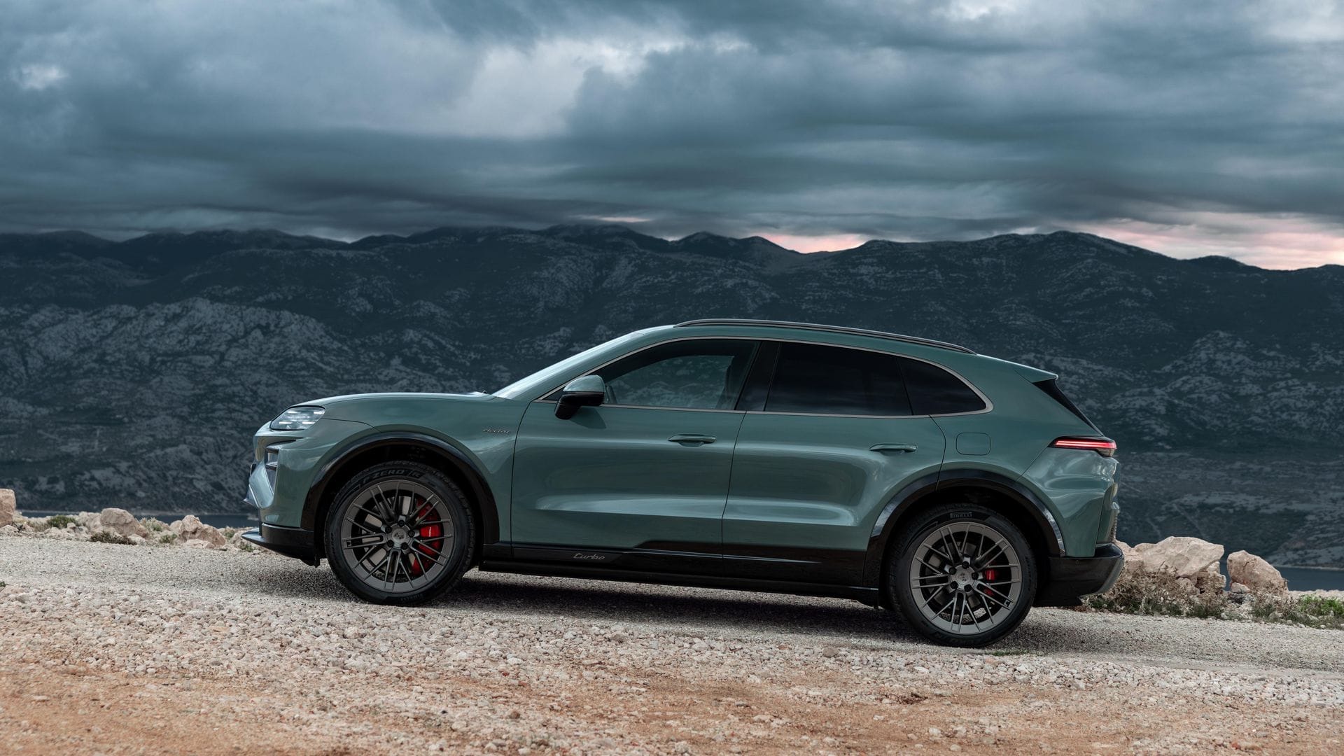 Der Porsche Cayenne fährt künftig auch vollelektrisch.