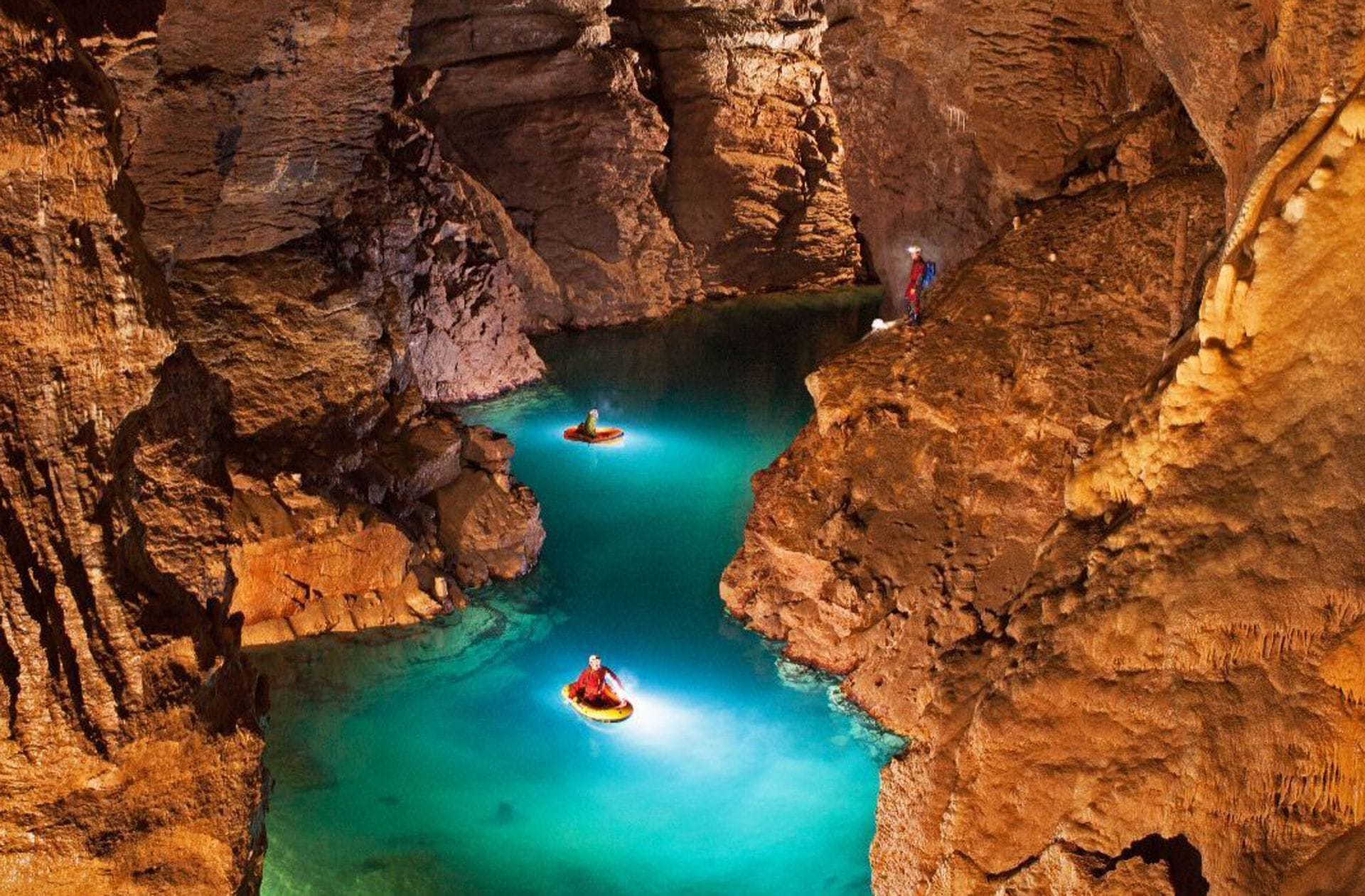 Die Blautopfhöhle  (auch Blauhöhle genannt) ist – mit einer erforschten Länge von 15?657 Meter  – Teil des Blauhöhlensystems, des größten Höhlensystems der Schwäbischen Alb. Der  Blautopf in Blaubeuren bildet den Abfluss dieser Höhle und speist den Fluss Blau.