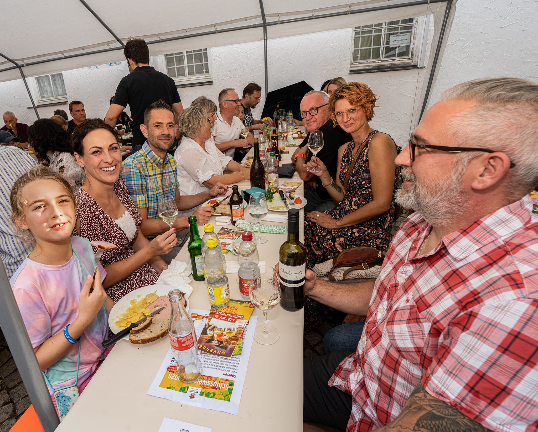 Gute Stimmung mit edlem Wein und deftigem Vesper.