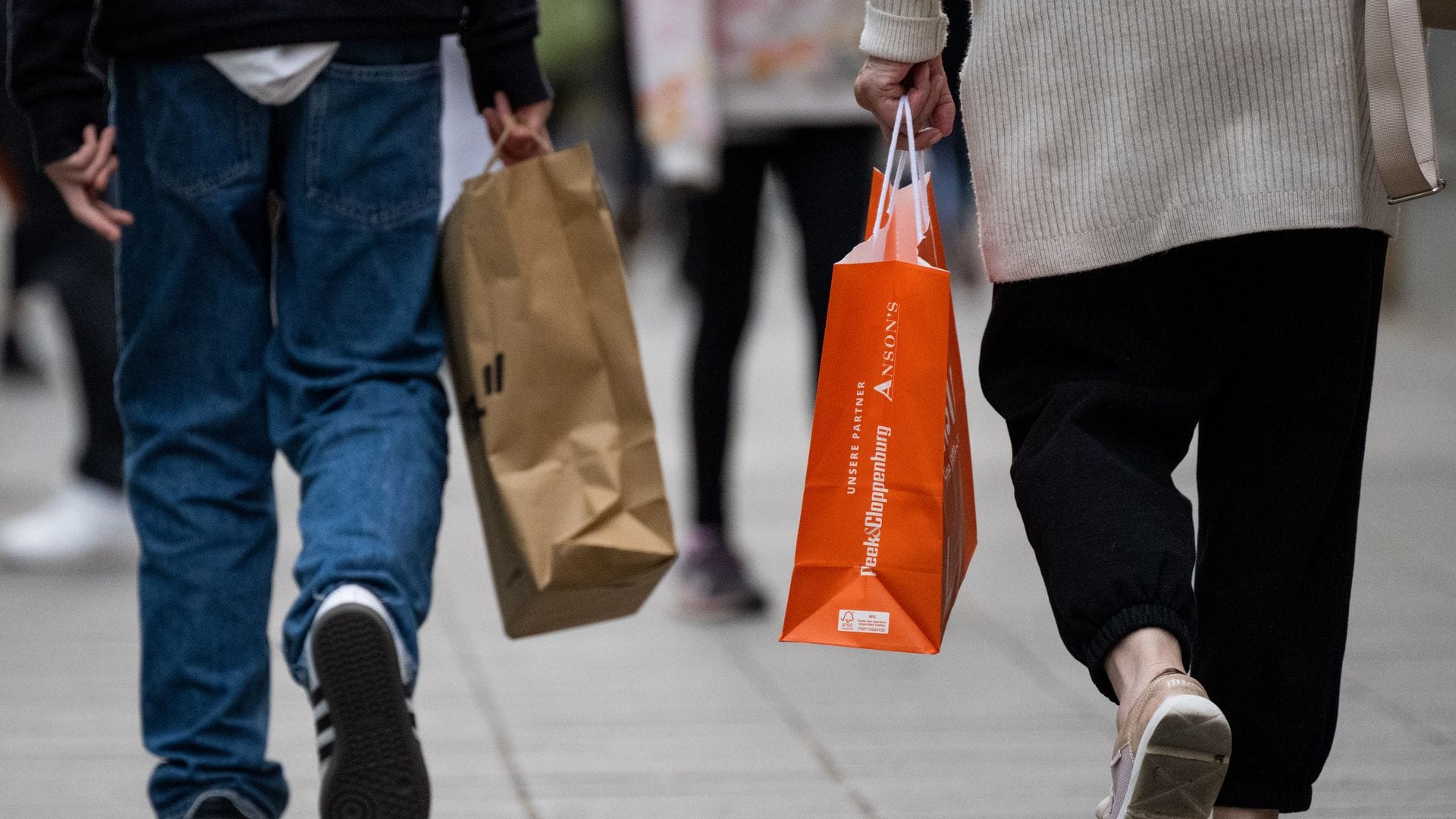 Viele Menschen in Deutschland sparen laut Umfrage bevorzugt bei Kleidung.