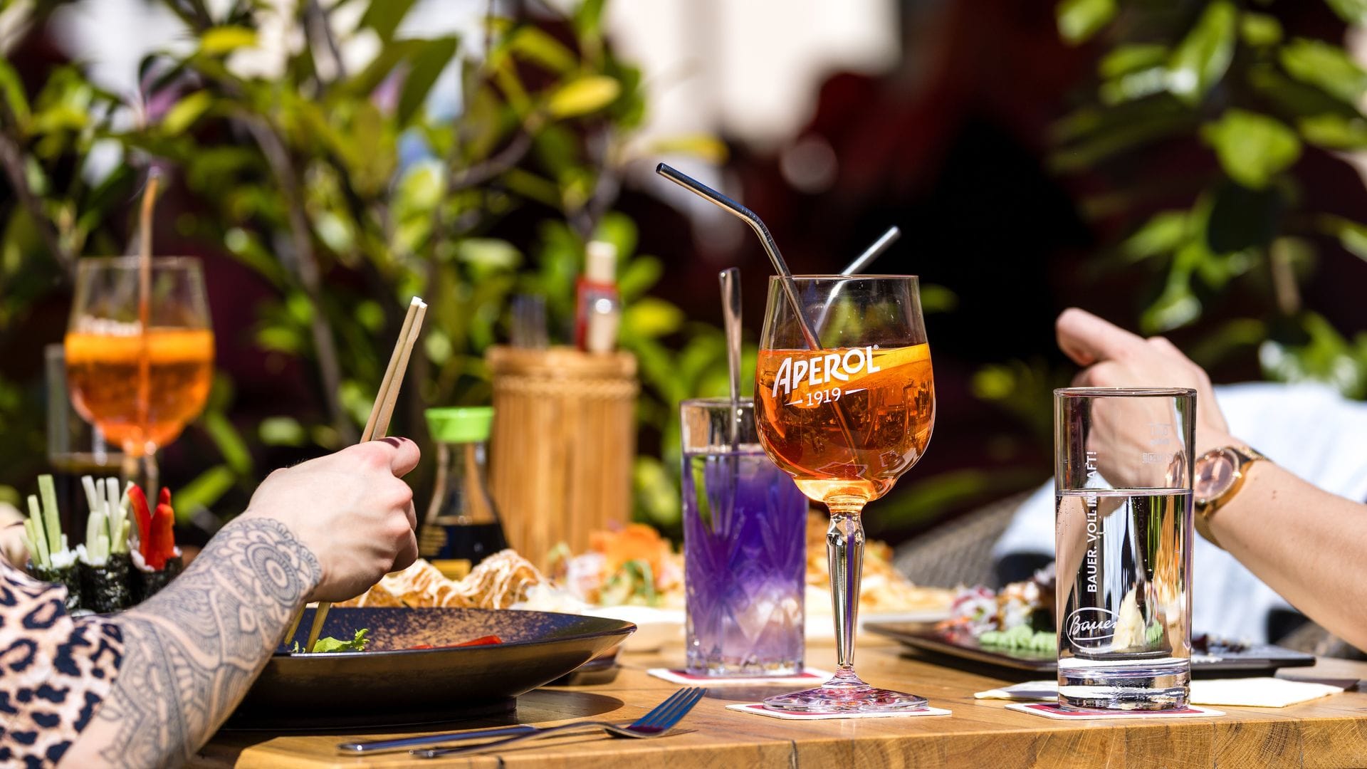 Restaurants und Cafés bekommen die Sparsamkeit auch stark zu spüren.