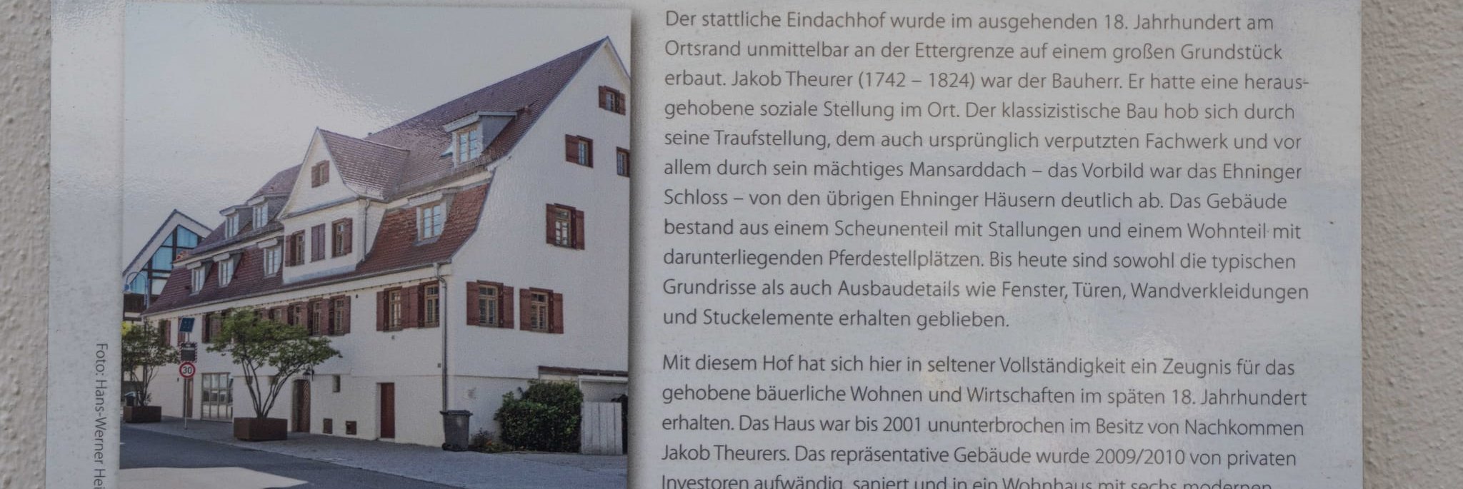 Tafeln wie hier am Theurer Stammhaus erzählen auf dem historischen Ortsrundgang Geschichten über Ehningen.