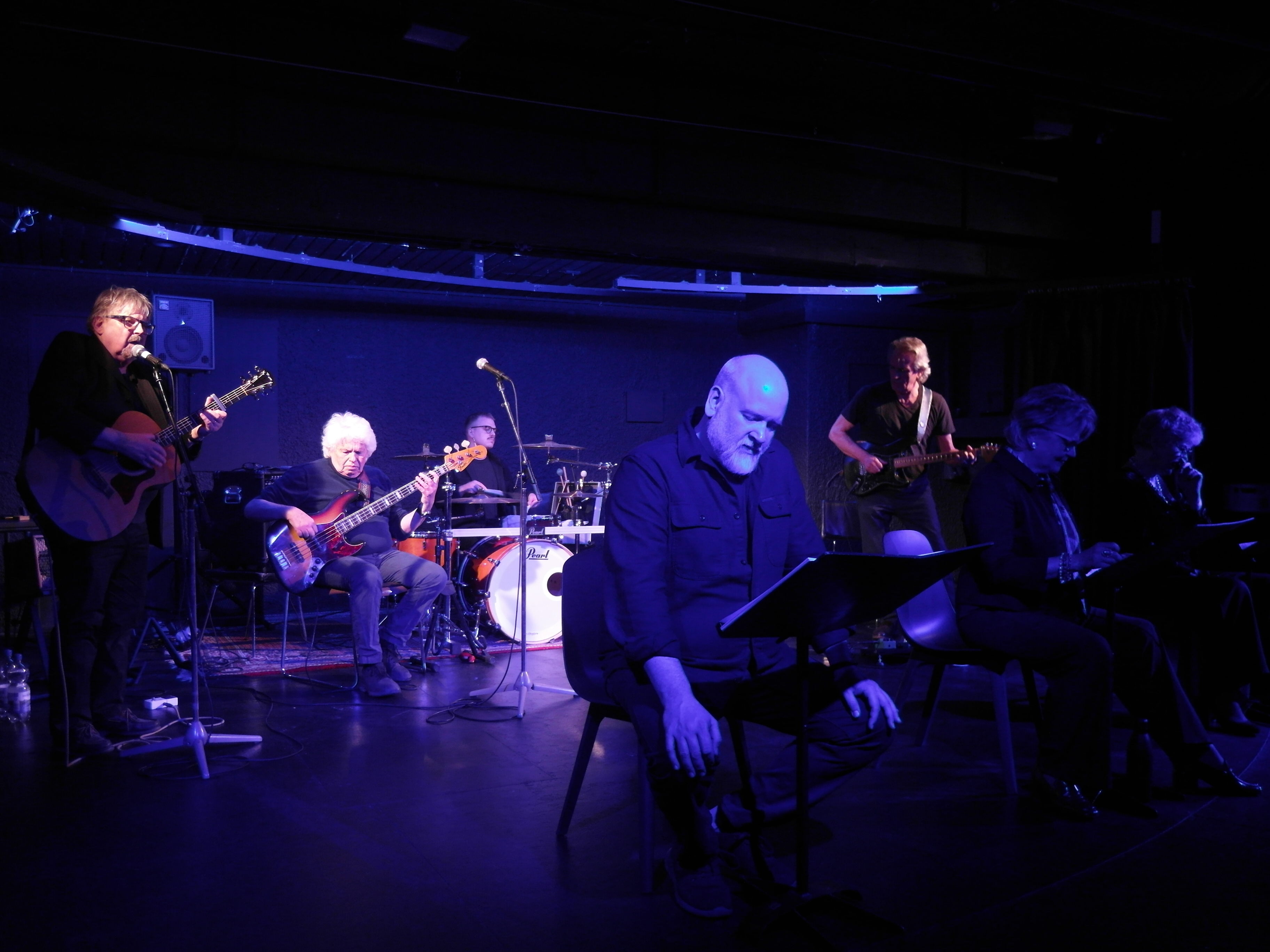 Im Theaterkeller Sindelingen kooperieren die Band If You Wanted To (von links: Bandleader, Gitarrist und Sänger Joachim Kupke, Bassist und Sänger Herbert Renz, Schlagzeuger Alexander Schumacher, Gitarrist Rainer Pfleiderer) mit dem Theaterensemble Sindelfingen (von links: Ingo Sika, Sabine Duffner, Sarah Kupke), um Leben und Werk von Rainer Maria Rilke bei der lyrisch-musikalischen Lesung „Es ist die Kunst - zu leben!“ vorzustellen.Bild: Staber