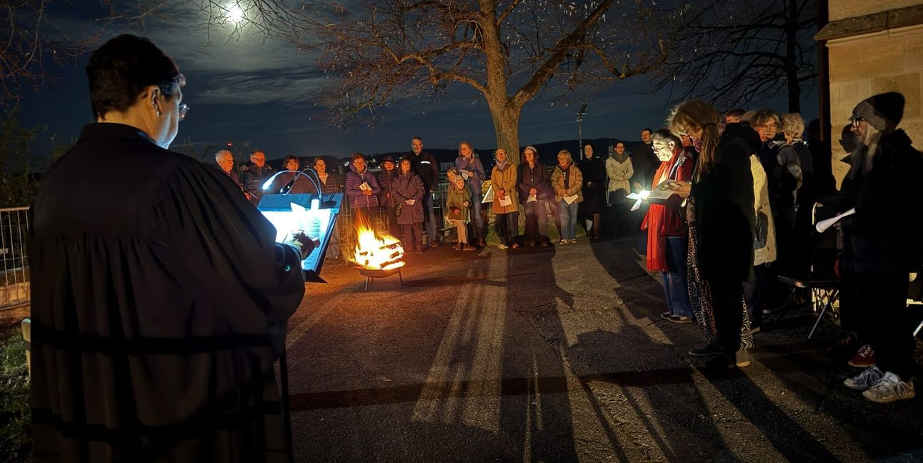Osternacht in Böblingen: Trotz Wind setzt sich das Licht durch. Bild: Dettenmeyer