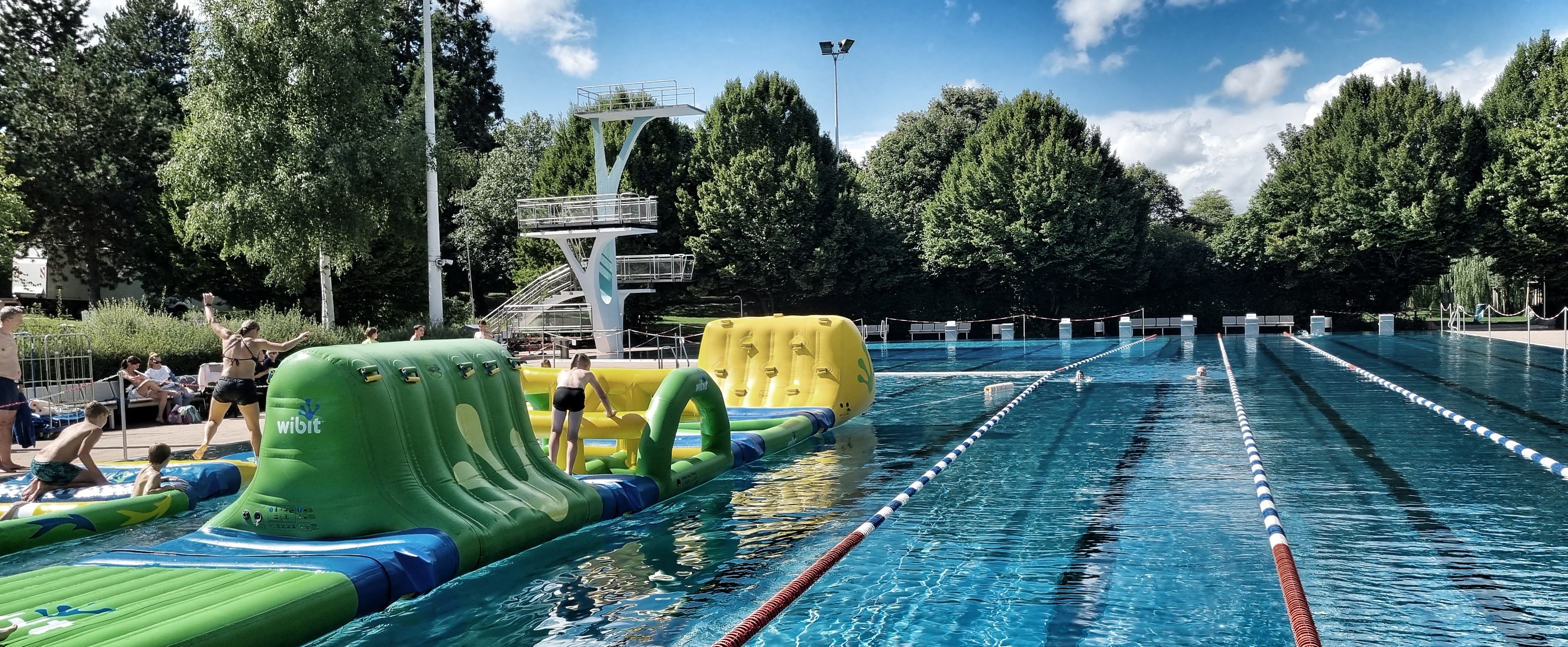 Eigentlich hätte zum 70. Geburtstag des Böblinger Freibads in und außerhalb der Becken eine große Sause steigen sollen. Doch weil das Wetter nicht mitspielte, tobten sich nachmittags lediglich ein paar Kinder an den Hindernissen im Wasser aus. Bild: Hamann