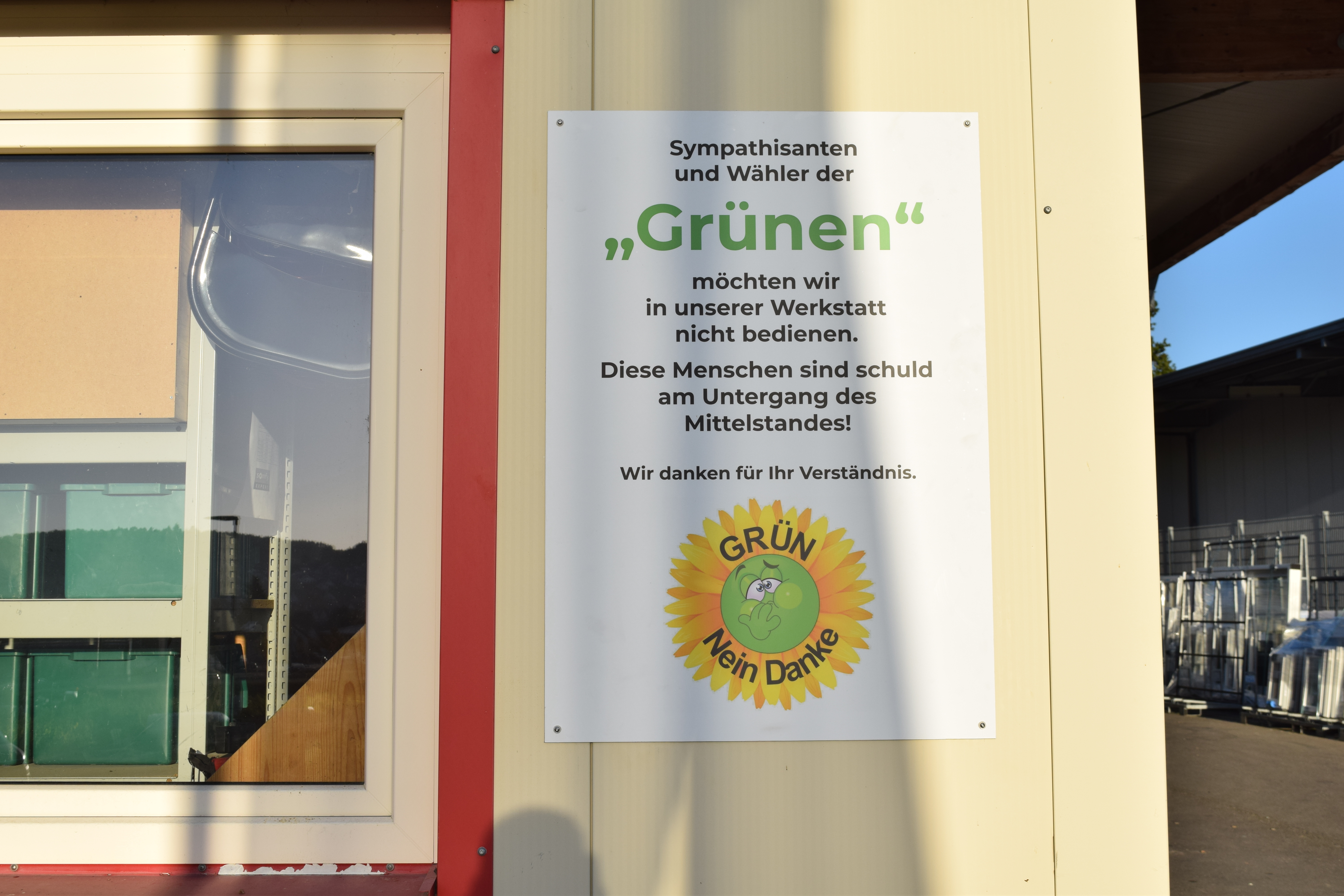 Seit zehn Tagen hängt dieses Schild bei Jourdan Fensterbau in Althengstett. Bild: Krauter