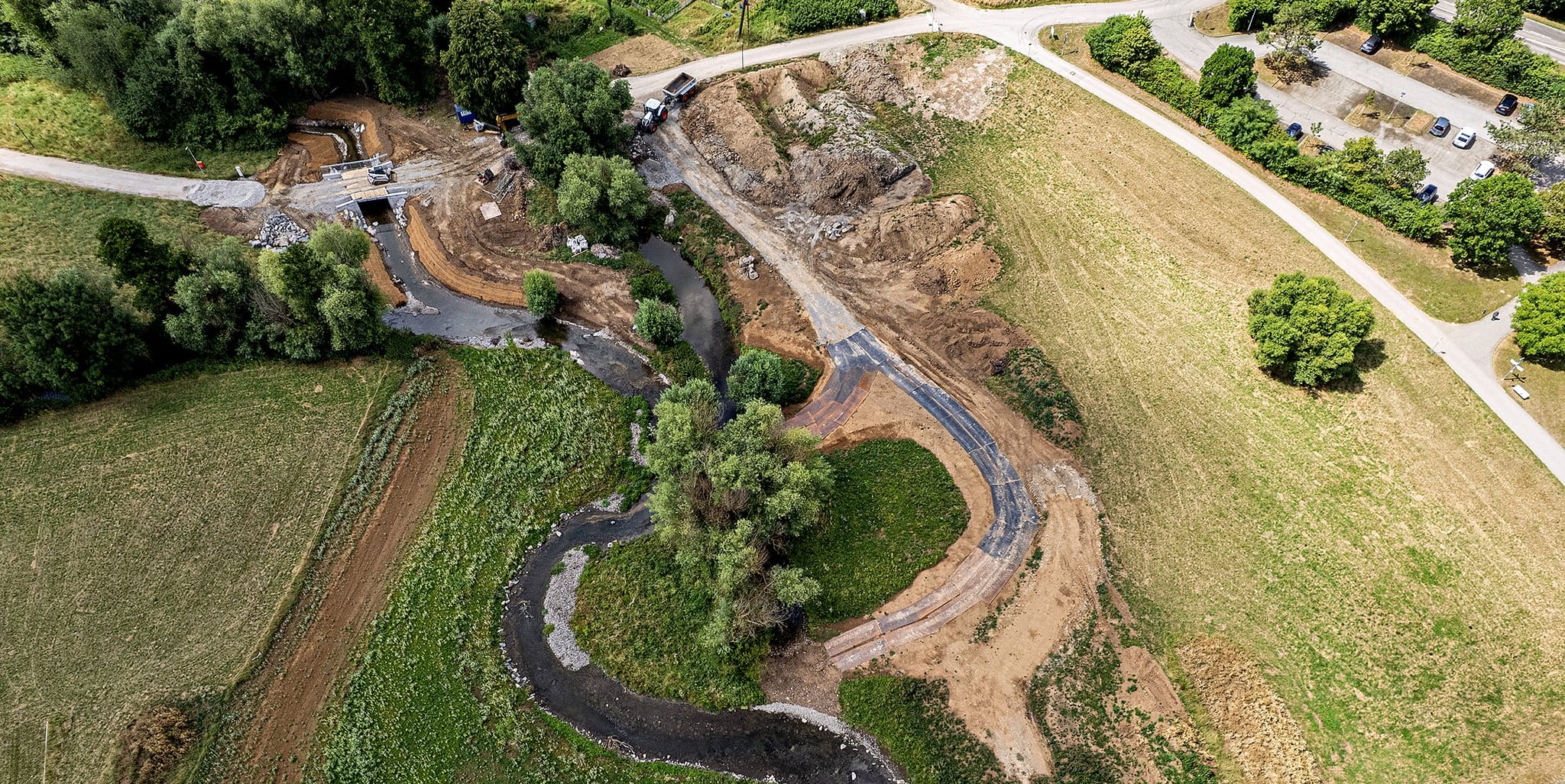 Rechts oben ist der Parkplatz der Wiesengrundhalle zu sehen. Die Würm macht jetzt statt dem ursprünglichen Bogen Richtung Halle den Bogen in entgegengesetzter Richtung. Die neue Betonbrücke ist schon fertig.