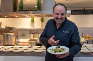 Ist das nicht? Doch, das ist er: Johann Lafer hat in der Motorworld gekocht.