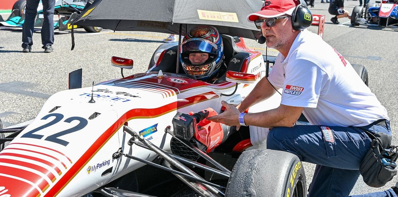Letzte Besprechung vor dem Start: Der Maichinger André Petropolos in seinem Formel-3-Rennwagen in Imola.