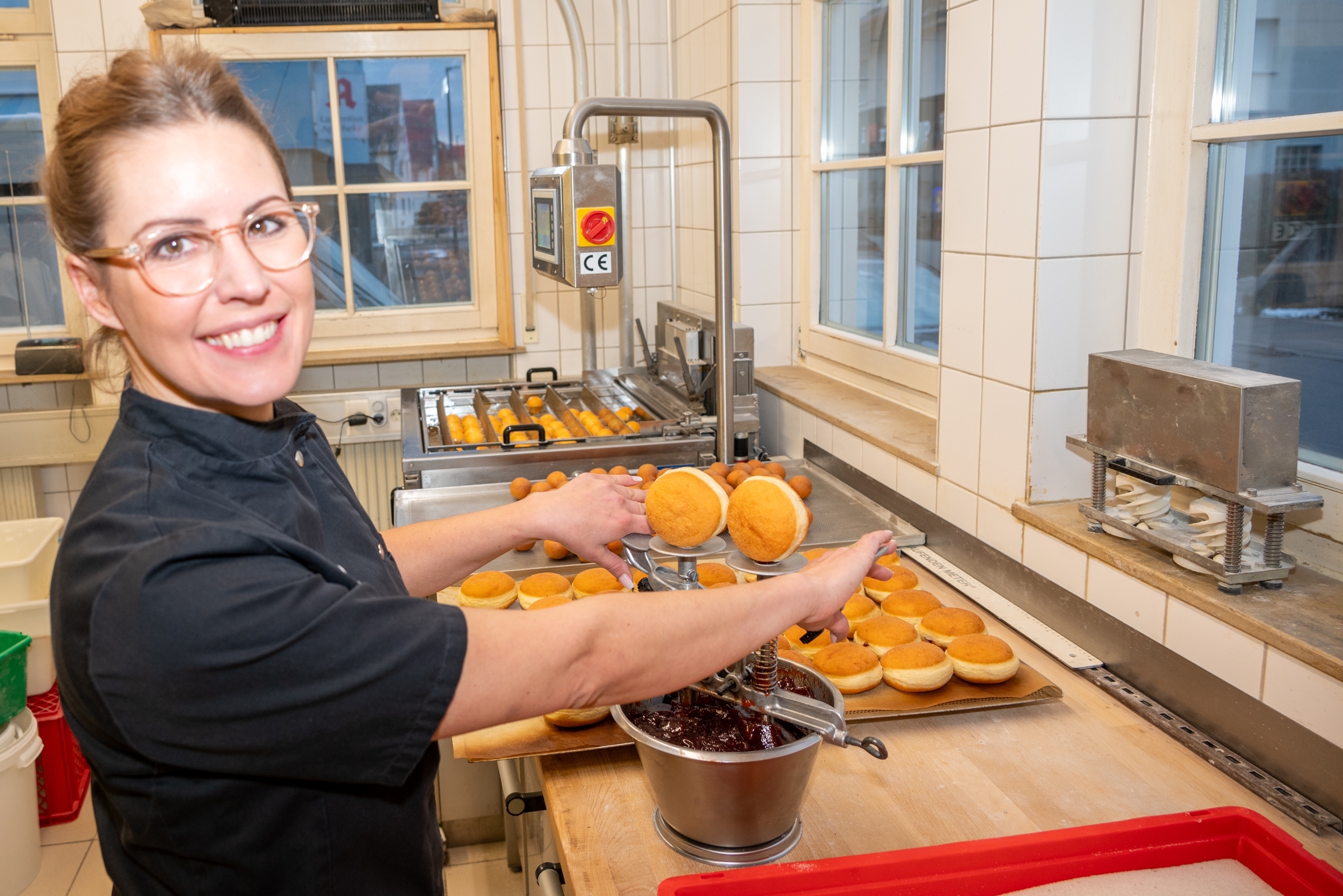 Berliner füllen ist Handarbeit, Stefanie Frank von der Bäckerei Frank aus Maichingen zeigt, wie es geht.     Bild: Nüßle