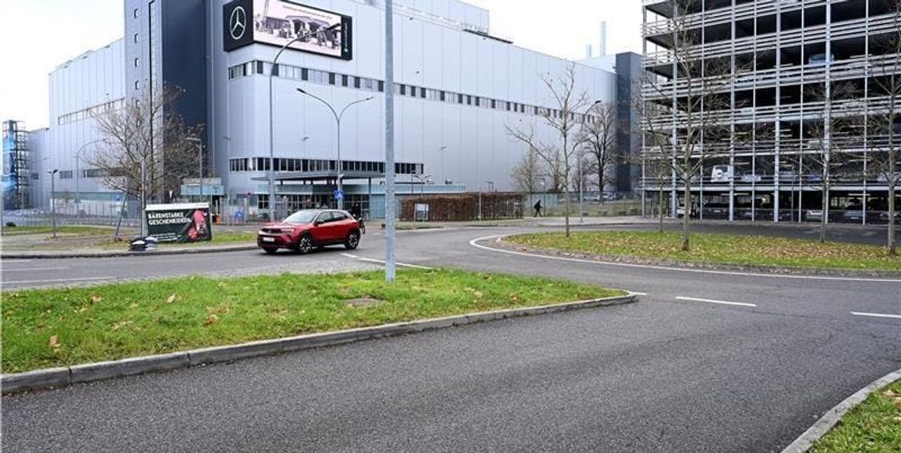 Auf einer Grünfläche vor Tor 3 hissten die Aktivisten das Banner und verteilten Flugblätter.