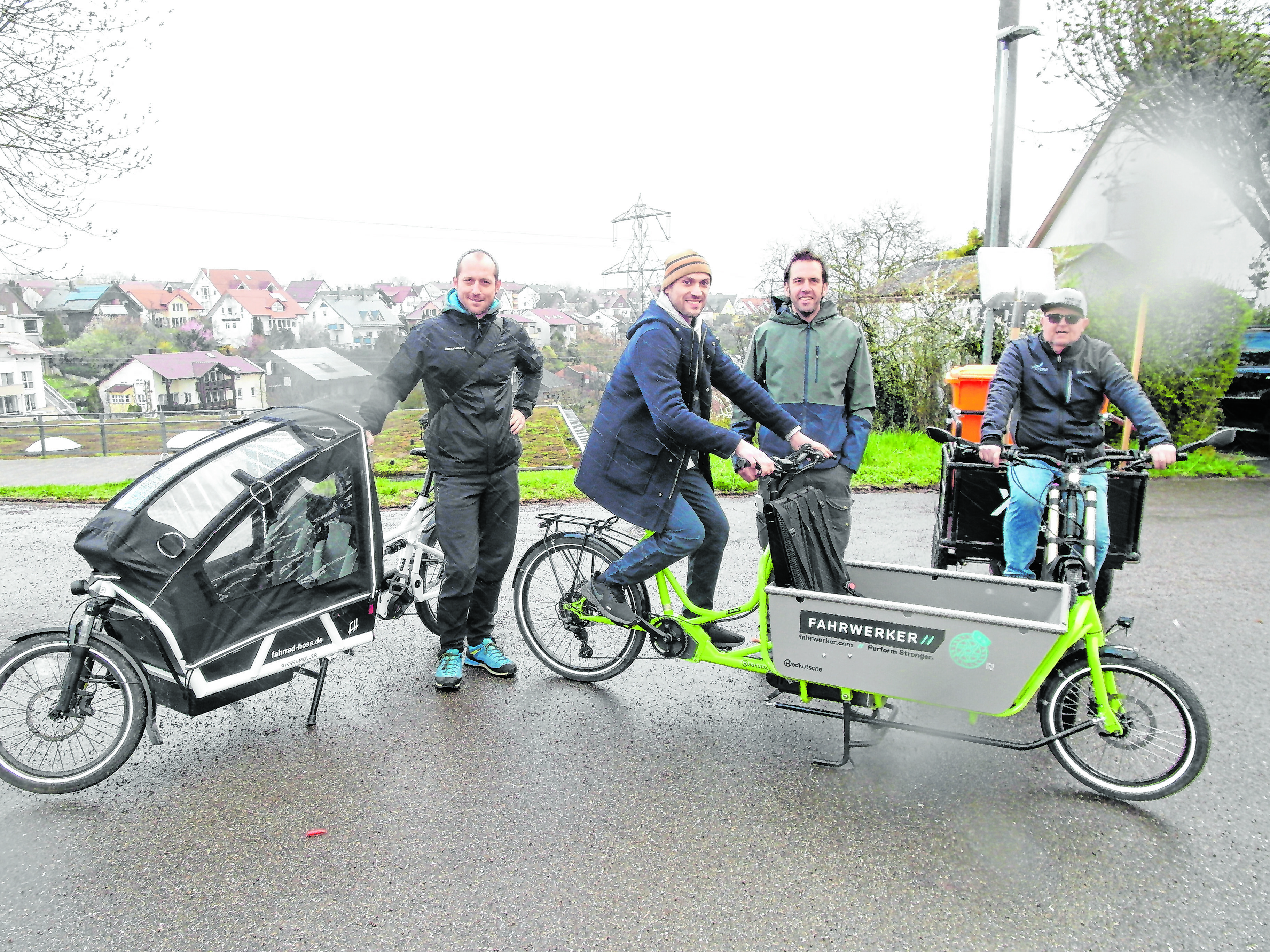 Alexander „Hotte“ Hoss („Fahrrad Hoss Aidlingen“), David Frérot (Radverkehrsbeauftragter des Landratsamts Böblingen), Stefan Rickmeyer („Radkutsche“ Nehren) und Frank Eichhorn („Schrauber Frank“ Sindelfingen) auf dem Schulhof der Holzgerlinger Berkenschule beim Auftakt der zweiten Lastenradtournee im Landkreis Böblingen.