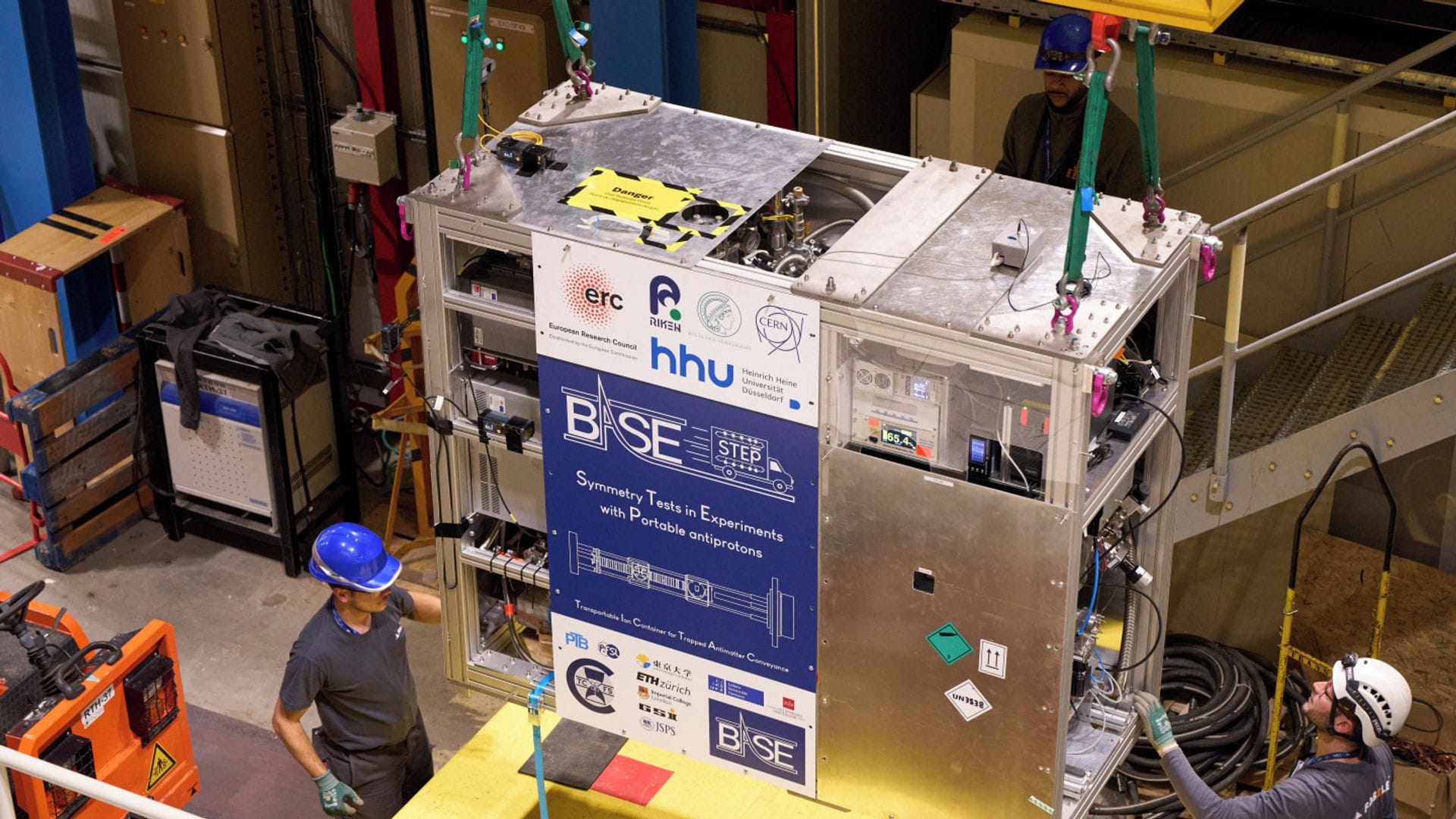 Insgesamt wiegt der Container rund 800 Kilogramm - für den Transport ist deshalb ein Lastwagen nötig.