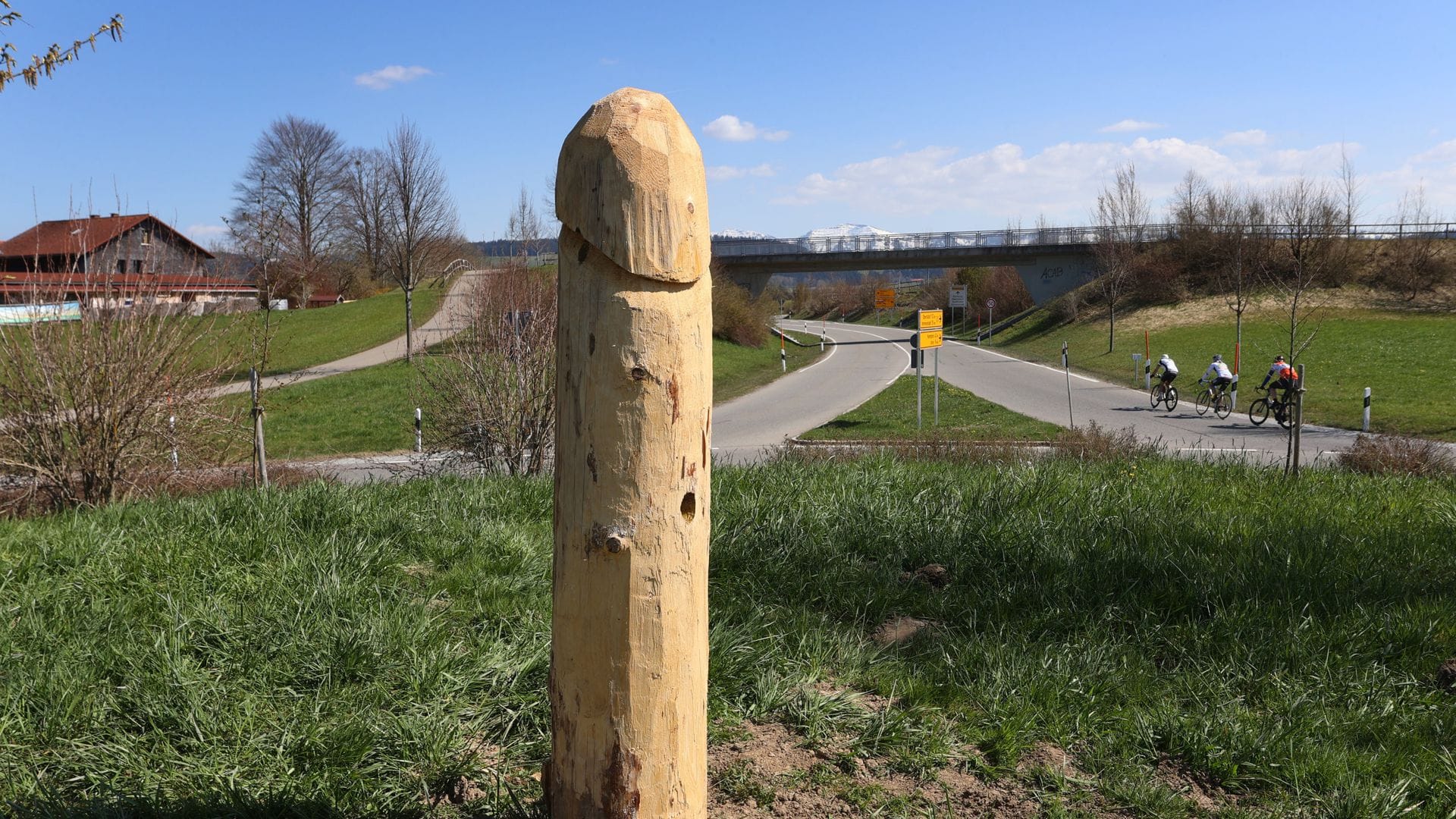 Der mysteriöse Holzpenis von Heimenkirch im Jahr 2021. Nun sind die Phallus-Darstellungen zurück.